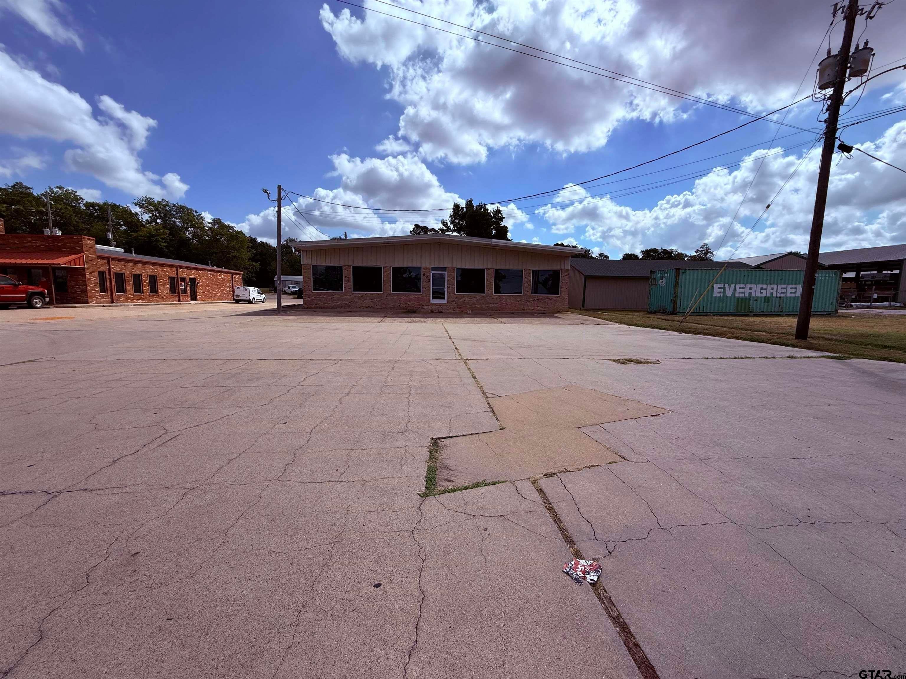622 W Broadway