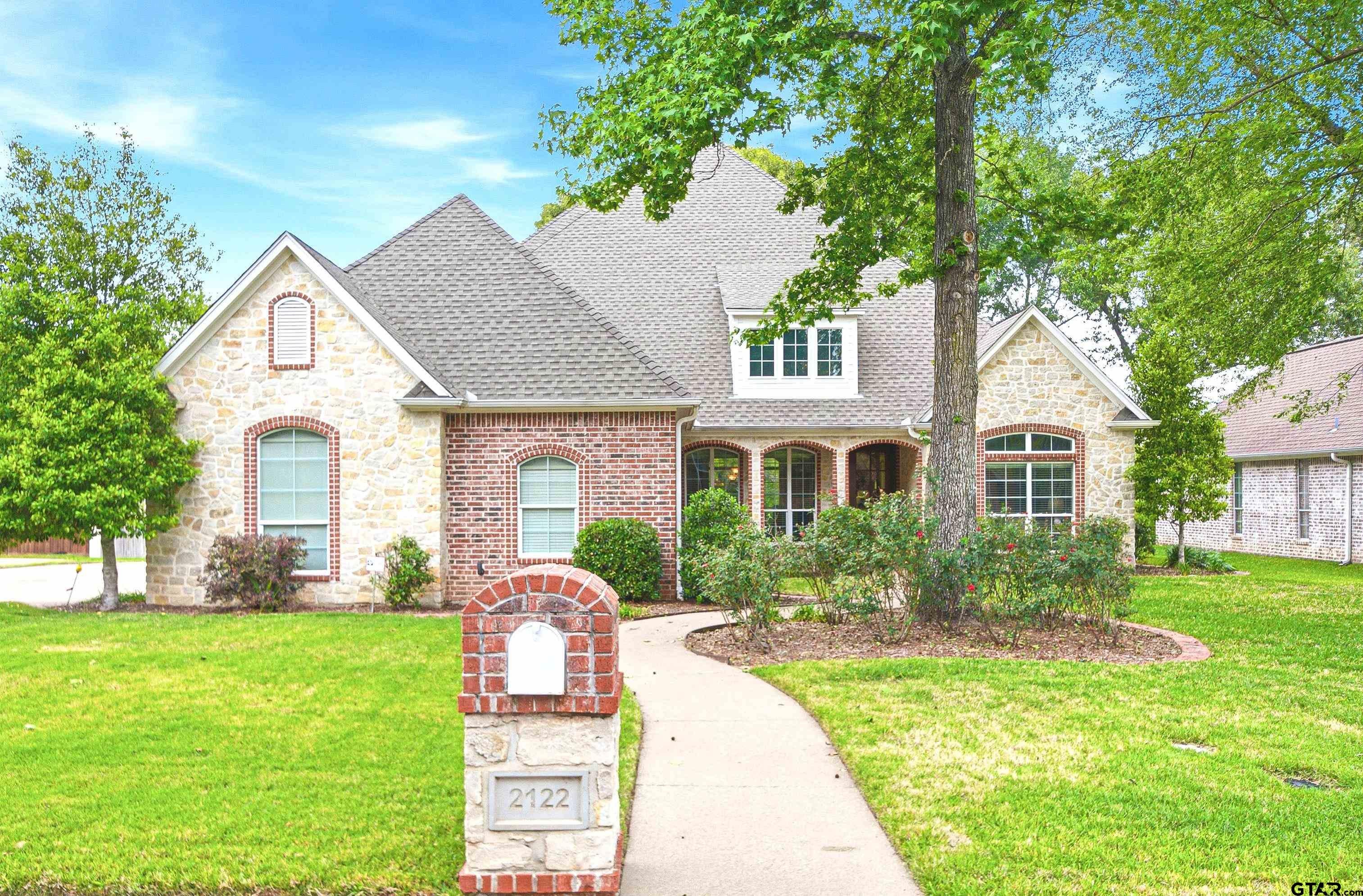 2122 Woodlands Dr