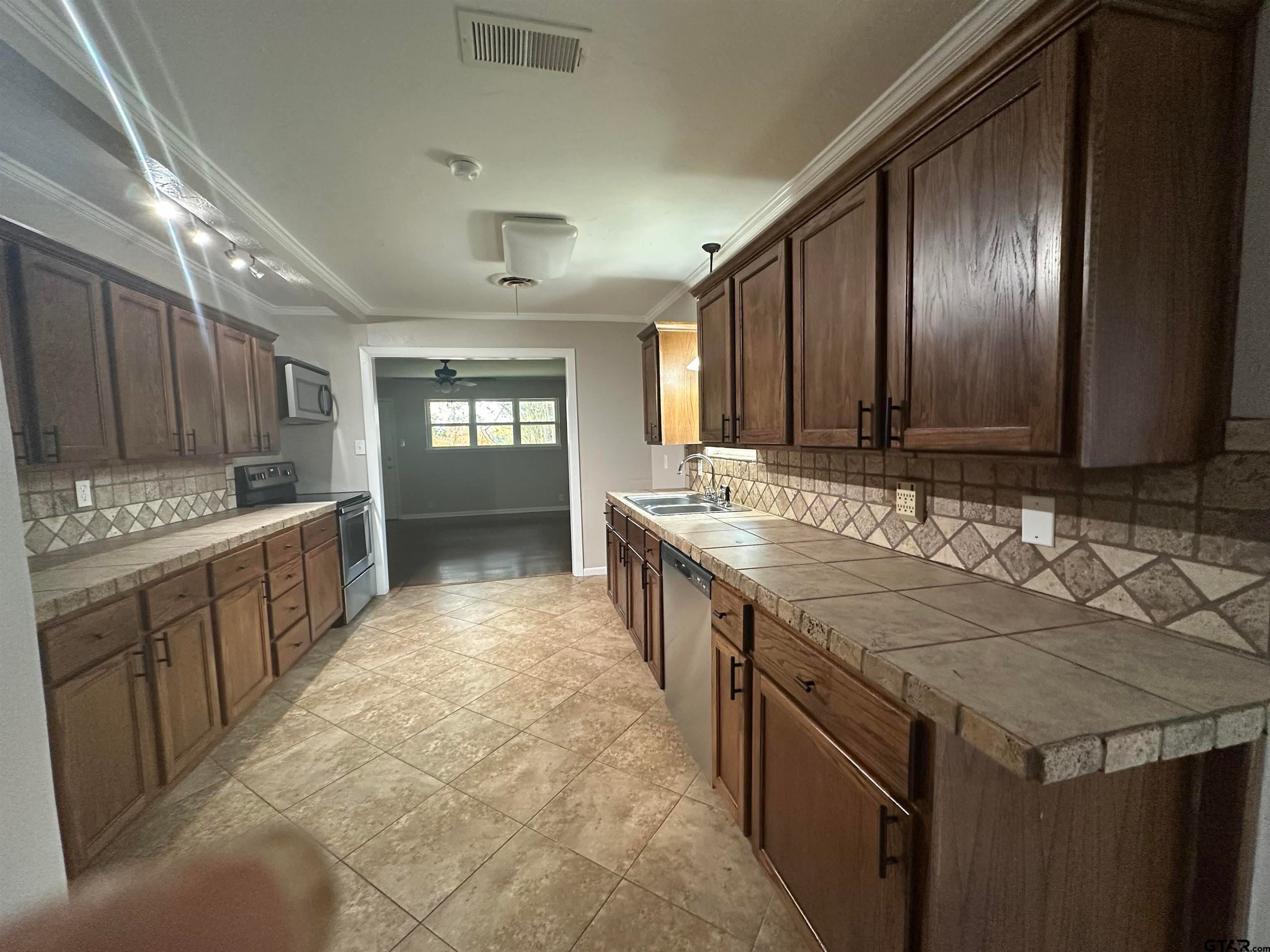 1507 Hillcrest