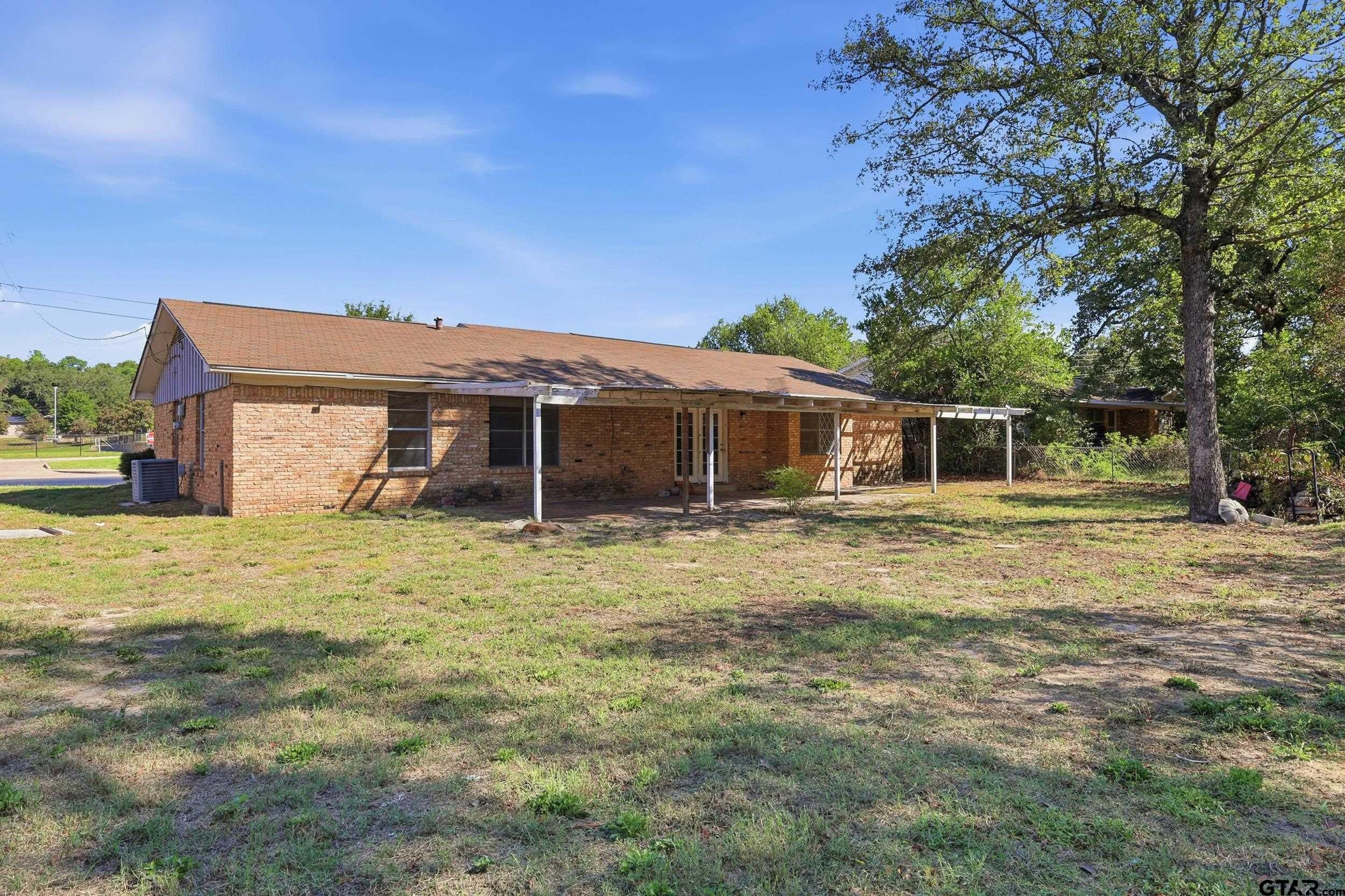 3404 Benbrook Dr