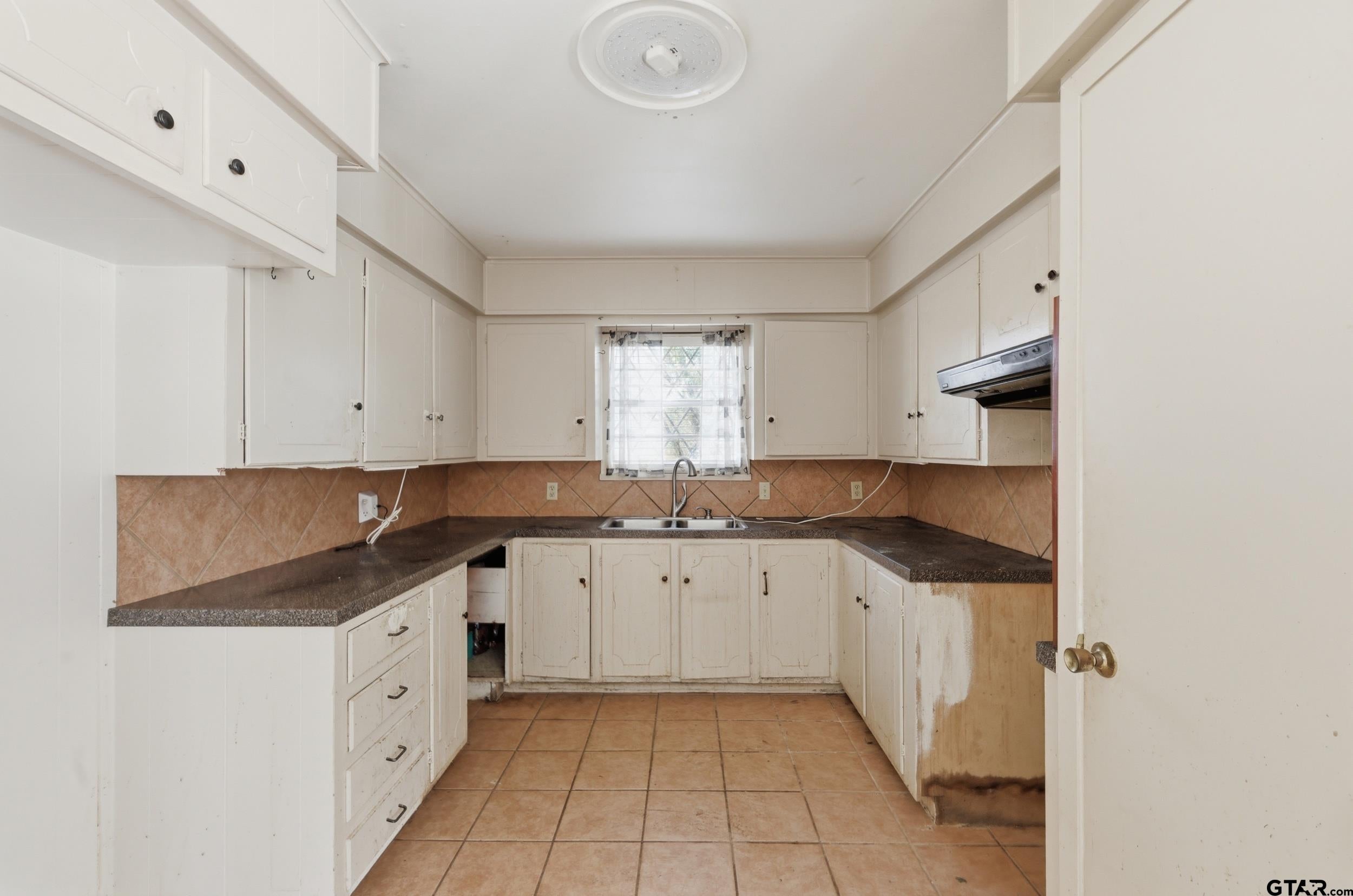 3404 Benbrook Dr
