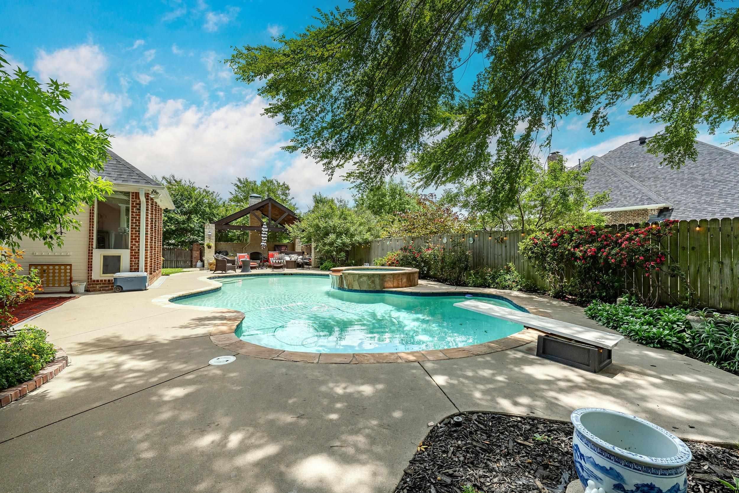 2102 Holly Creek Dr