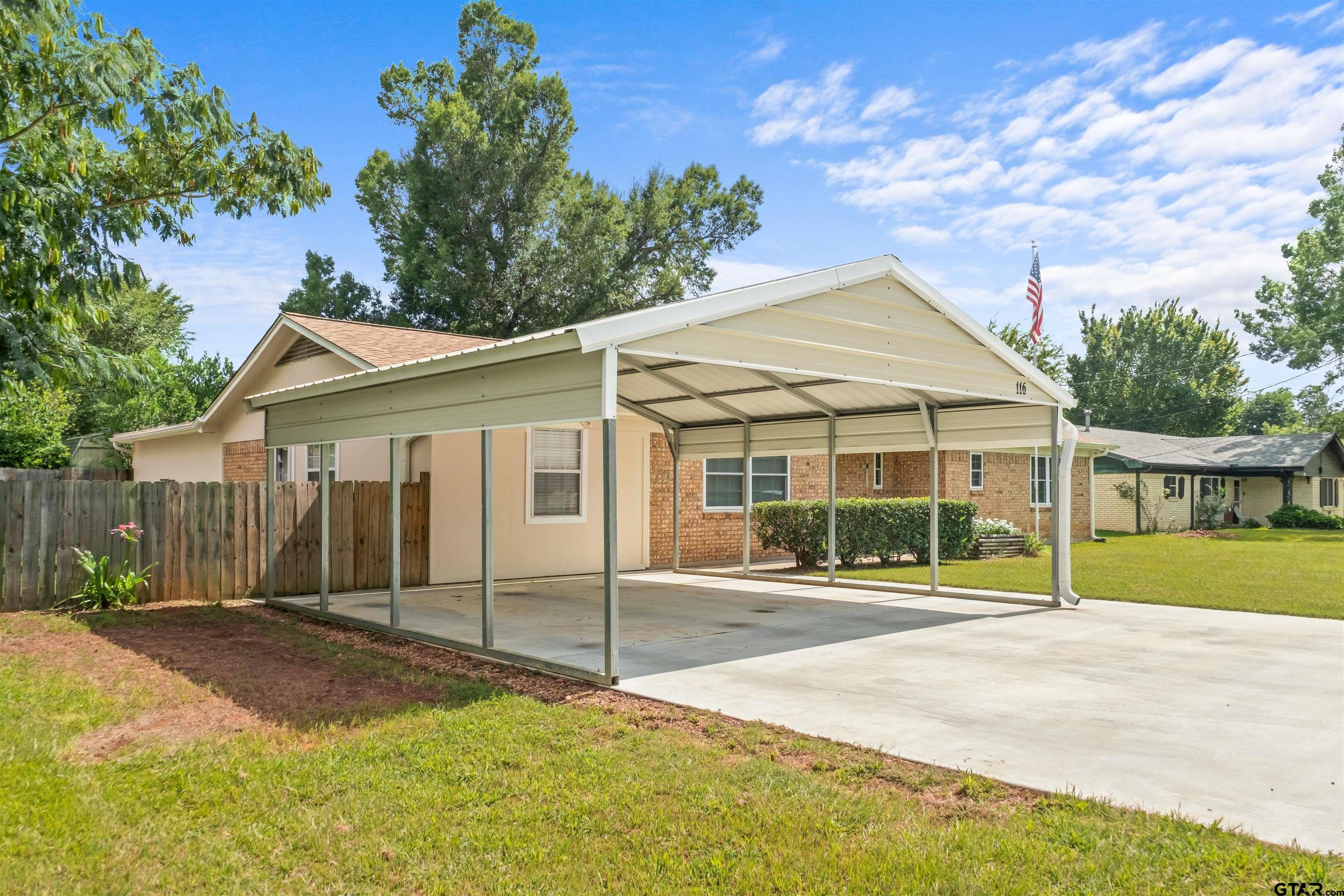 116 Larkspur Ln