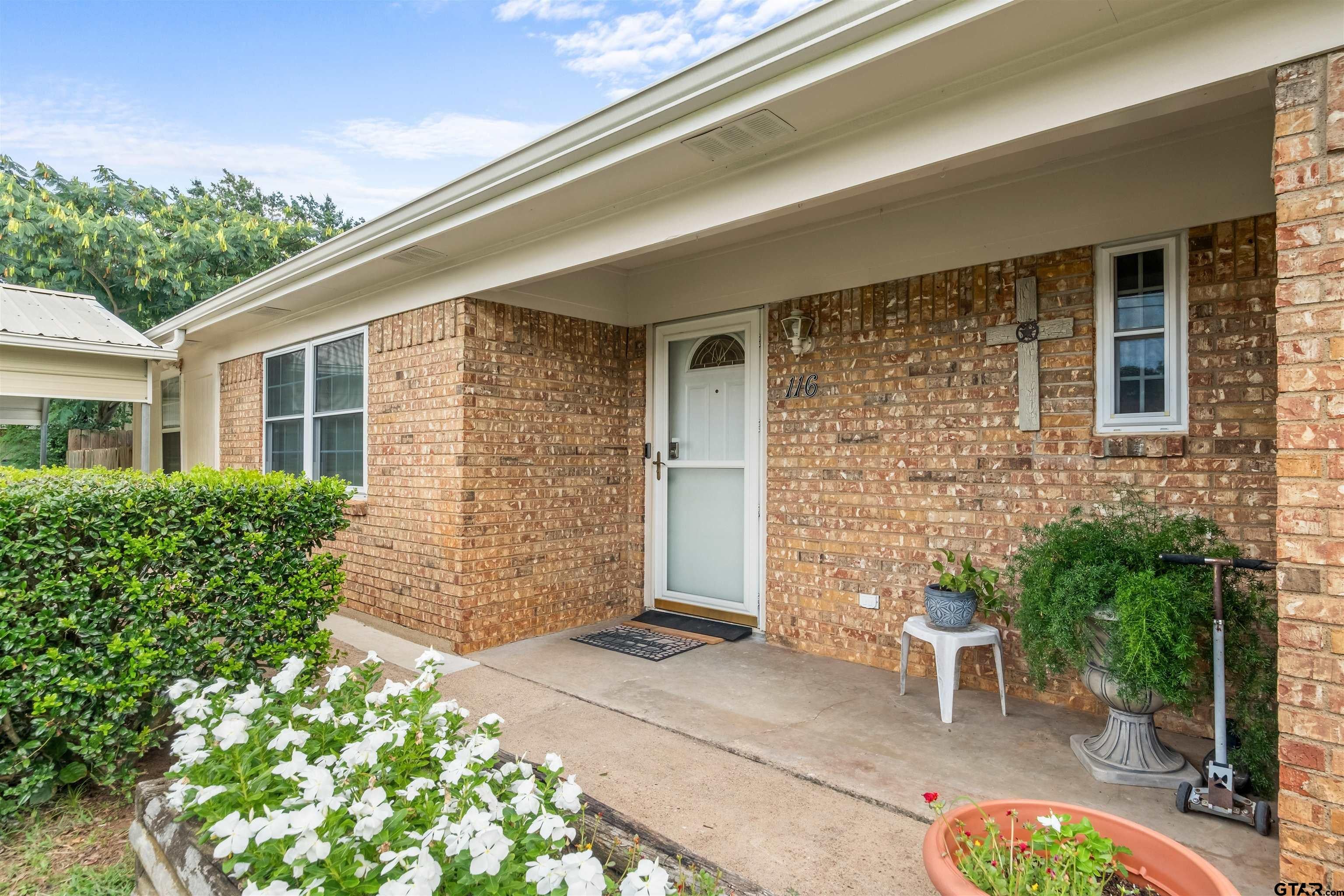 116 Larkspur Ln