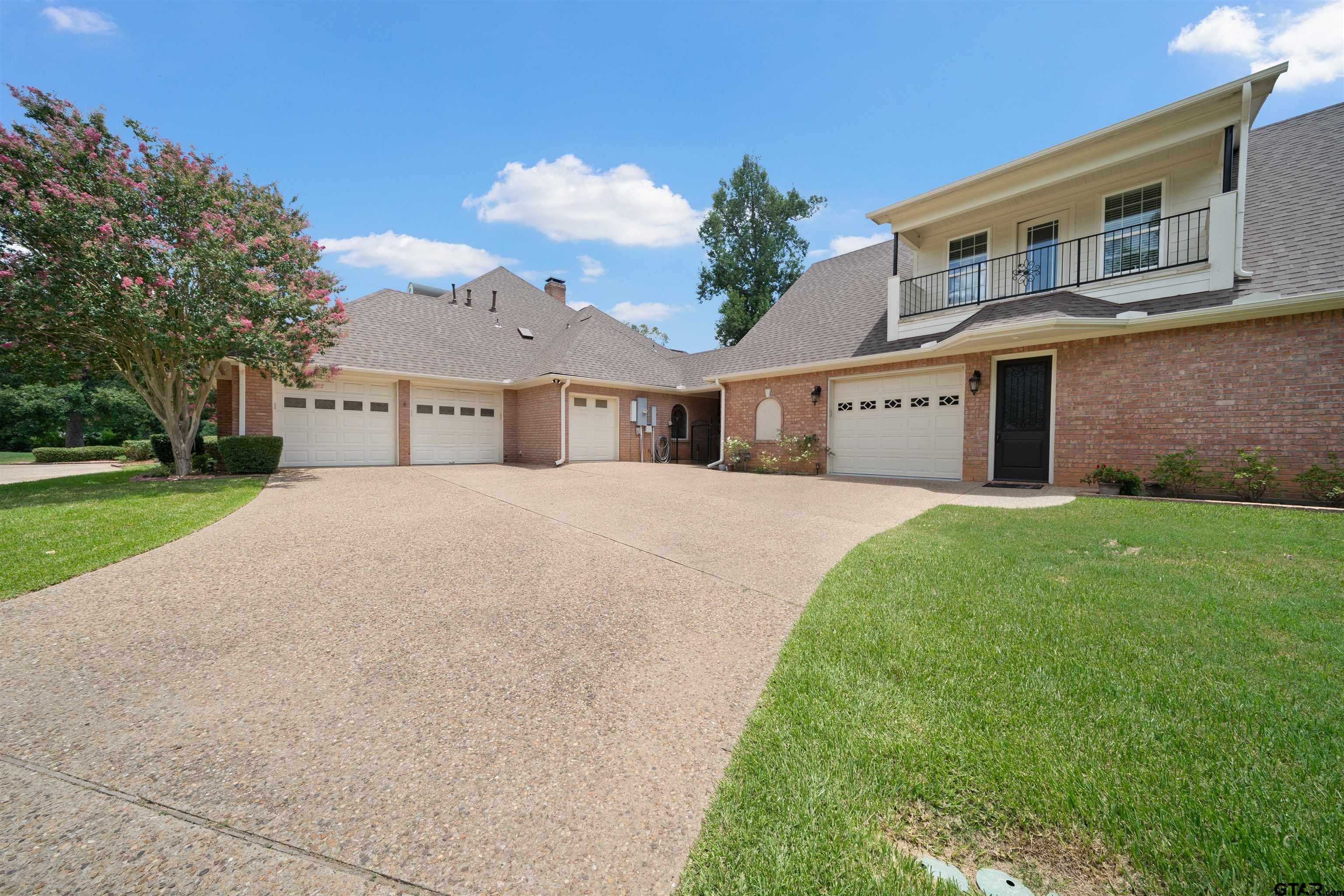 7402 Hollytree Dr