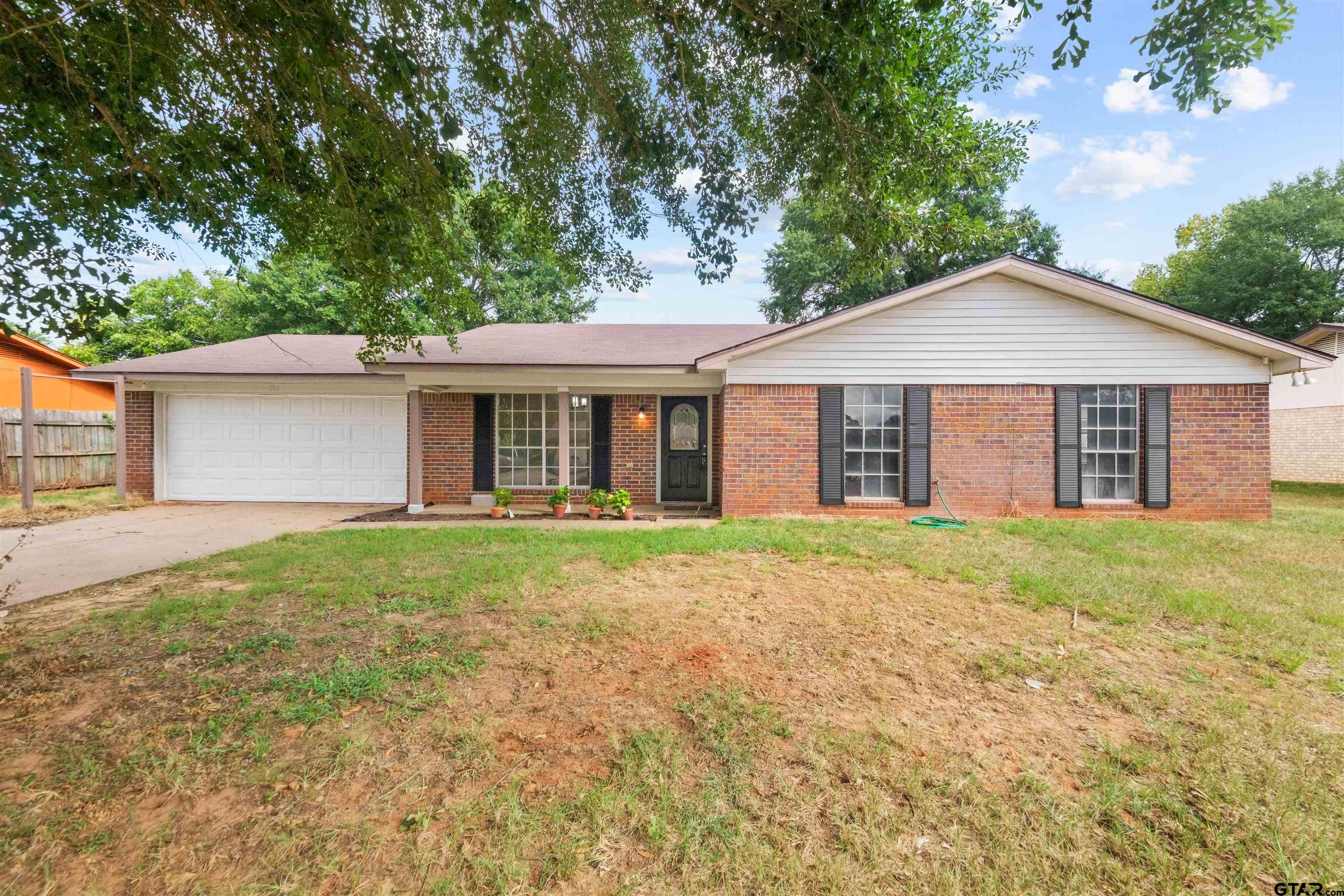 305 Larkspur Ln