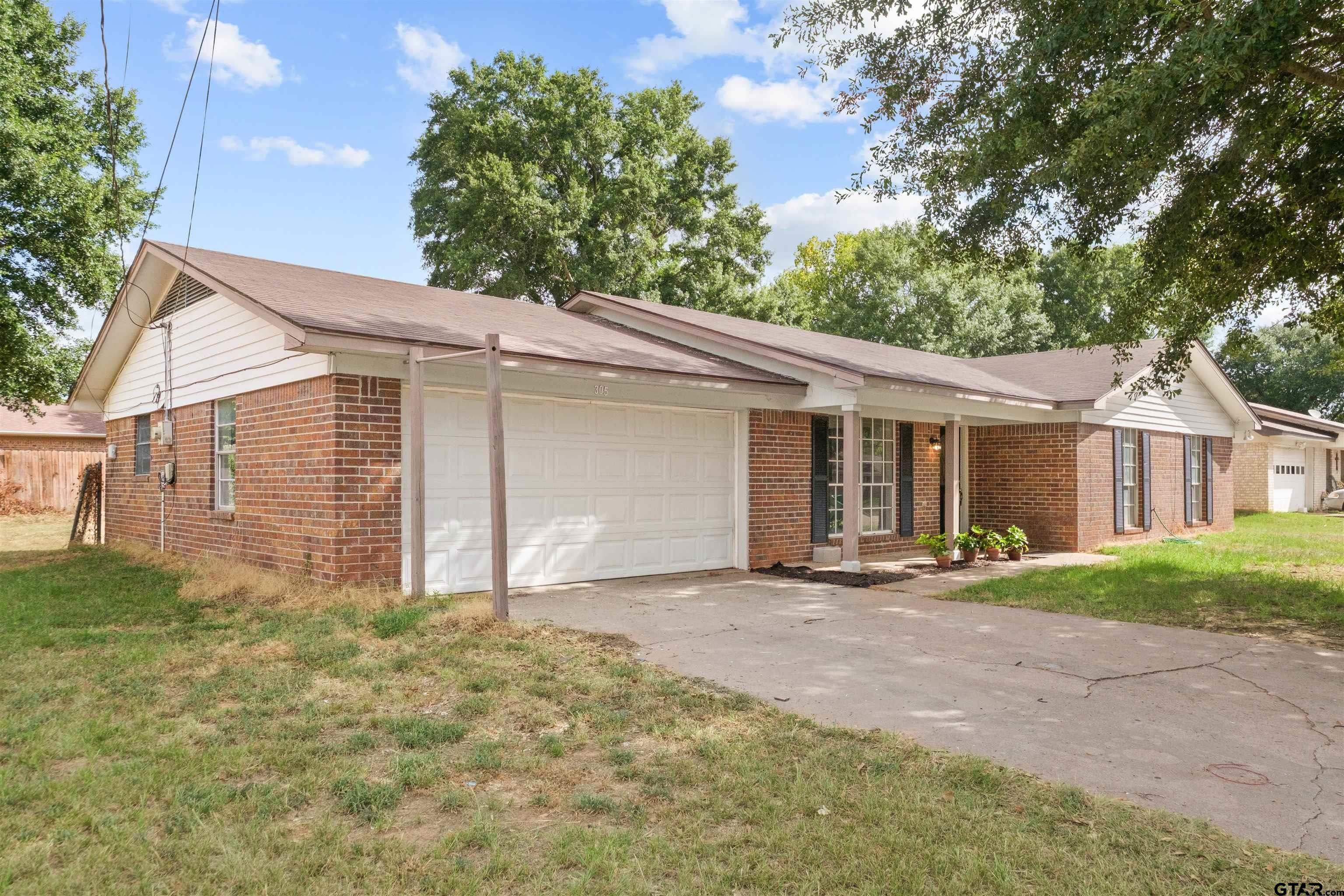 305 Larkspur Ln