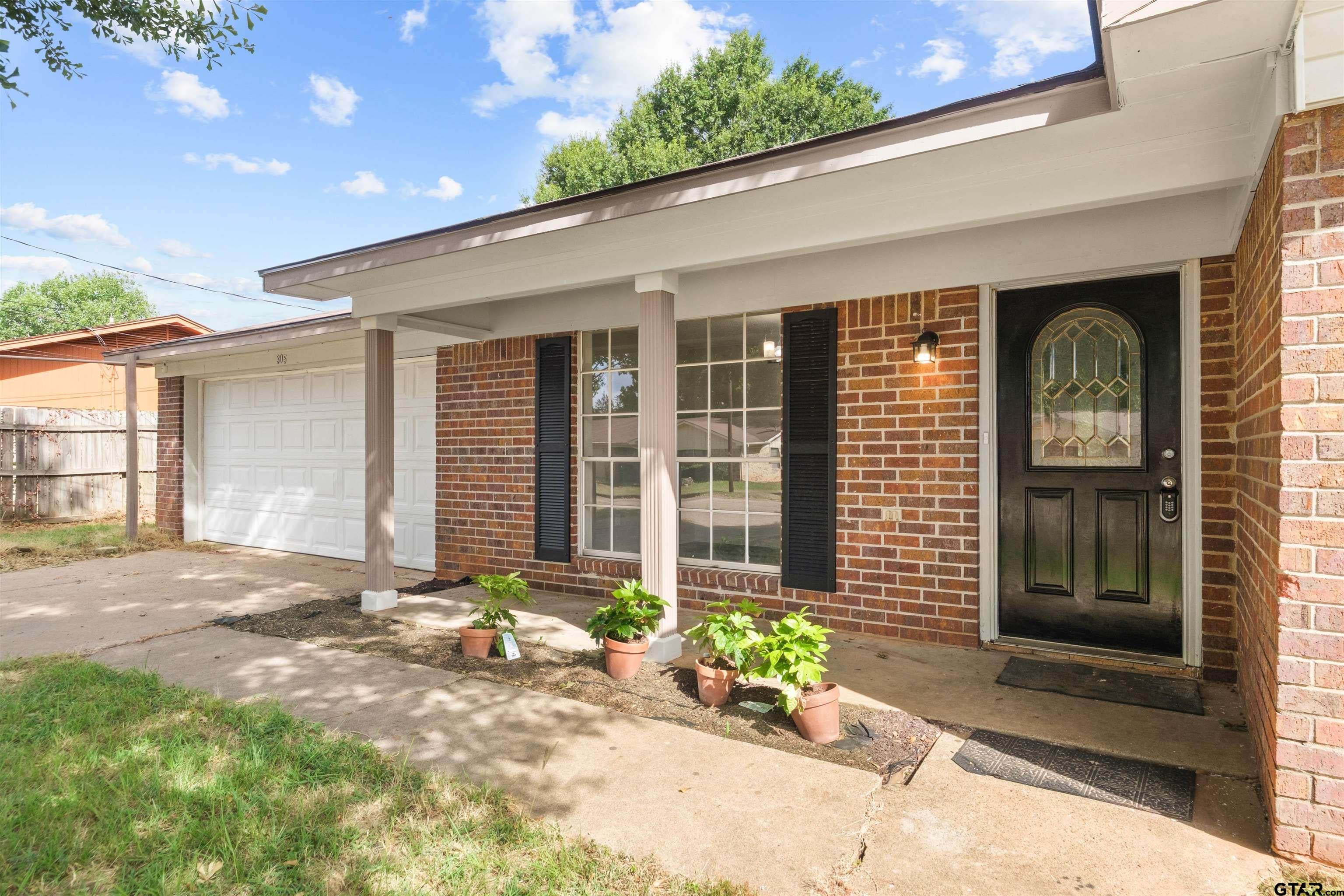 305 Larkspur Ln