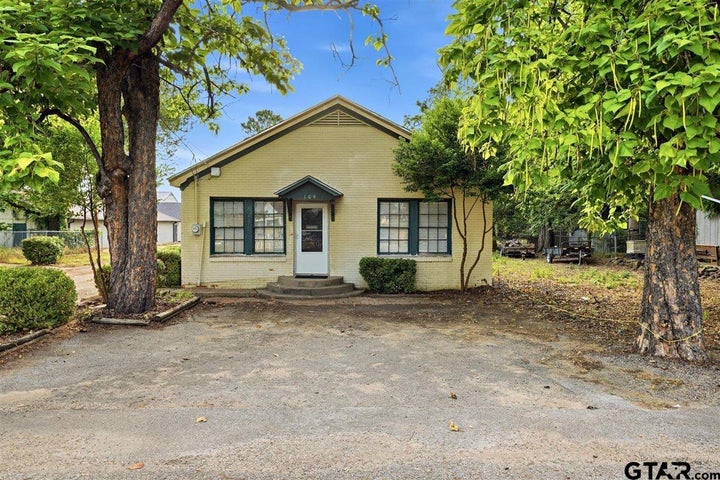 Photo 1 of 34 — 106 S College St, Lindale, TX 75771