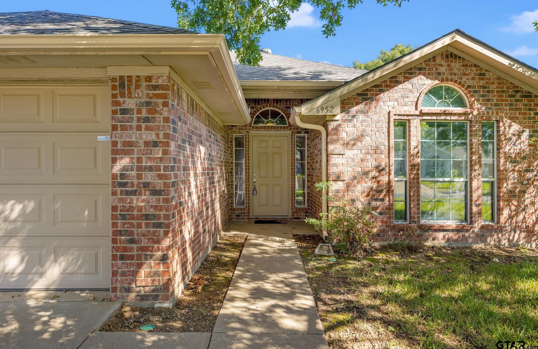 6952 La Hacienda