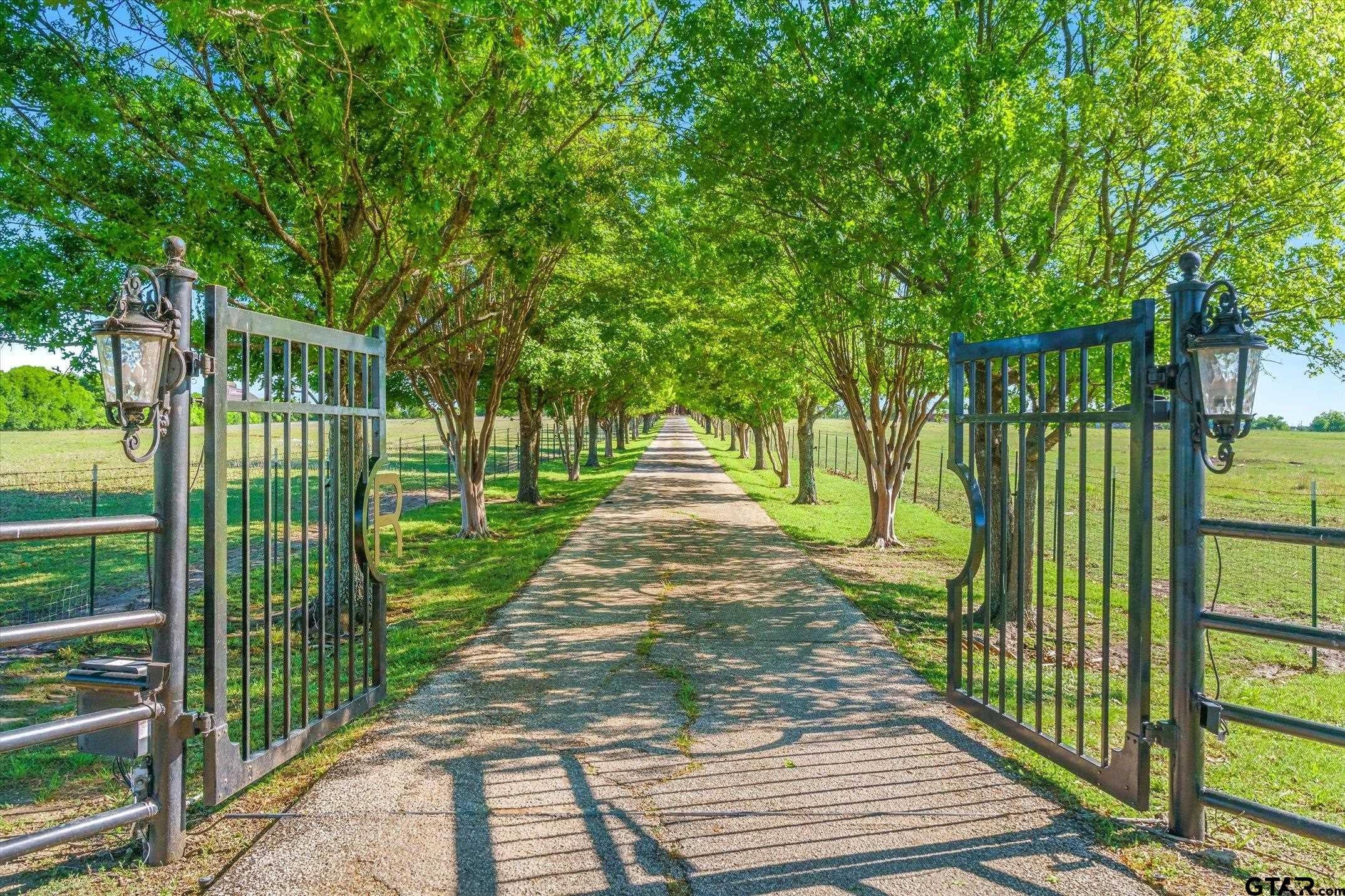 2201 E Fm 813, Ennis, TX, 75119, USA, 5 Bedrooms Bedrooms, ,6 BathroomsBathrooms,Residential,Active,2201 E Fm 813,26006372