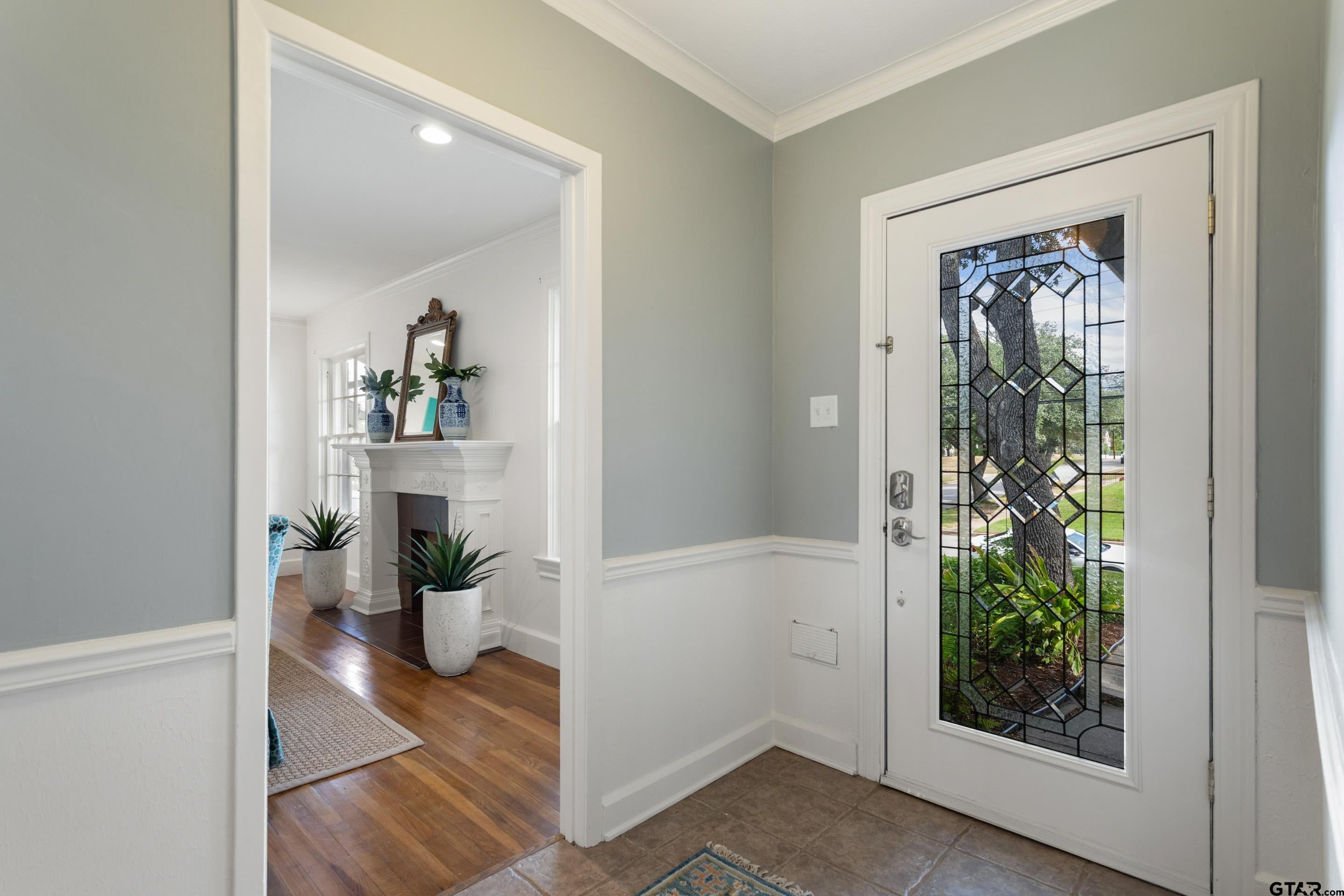 1403 S Robertson