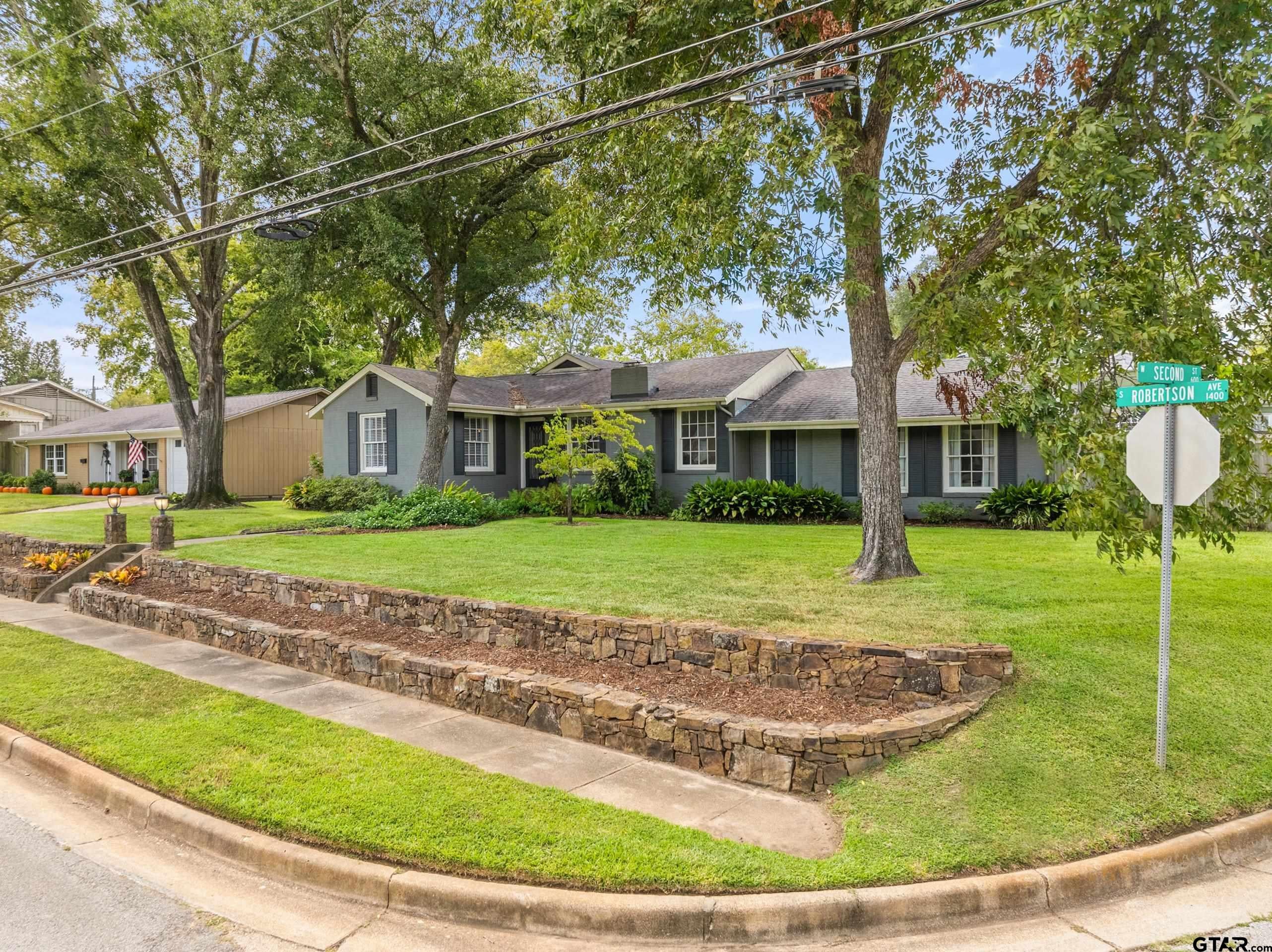 1403 S Robertson