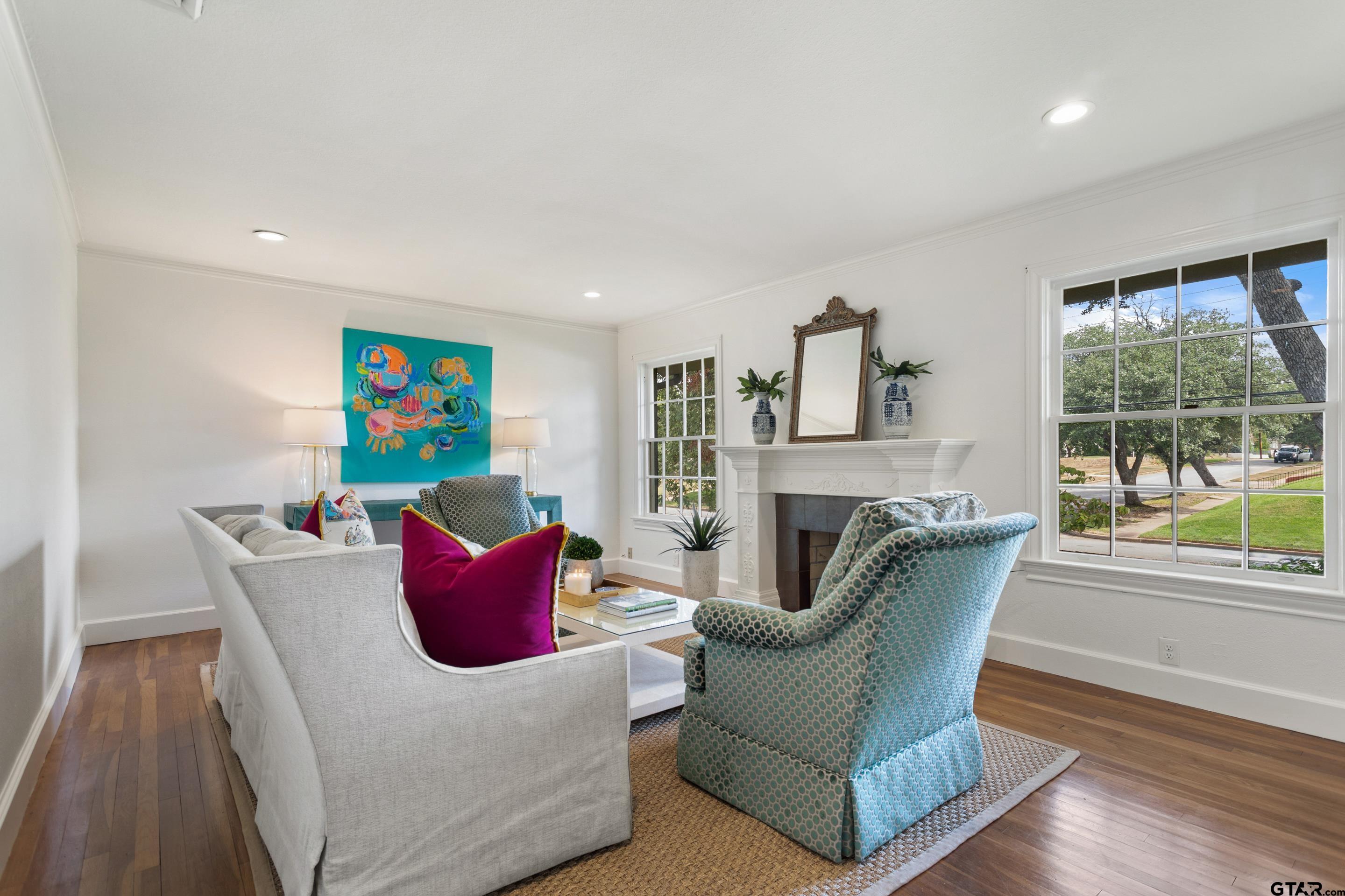 1403 S Robertson