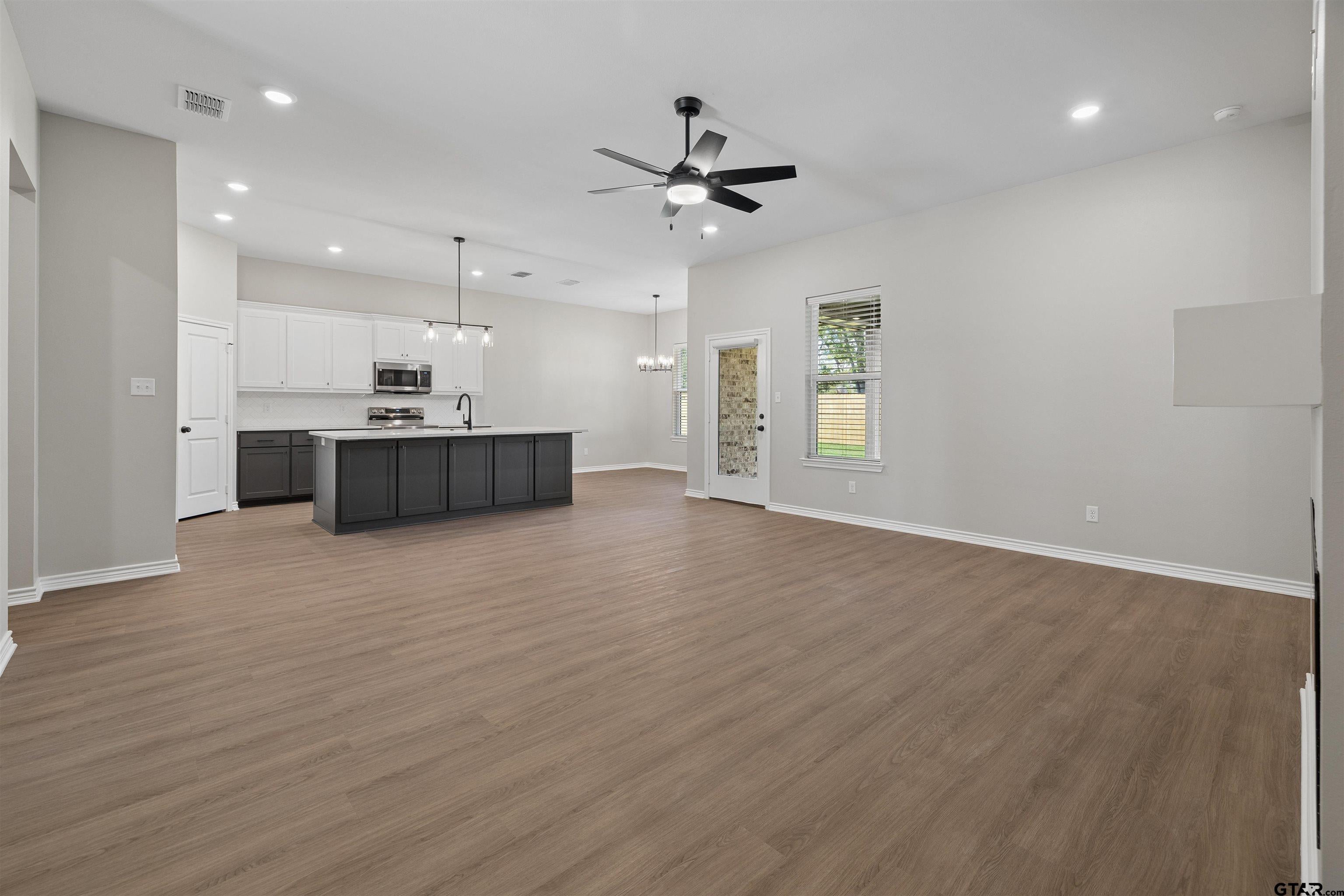 12137 Pinecrest Dr