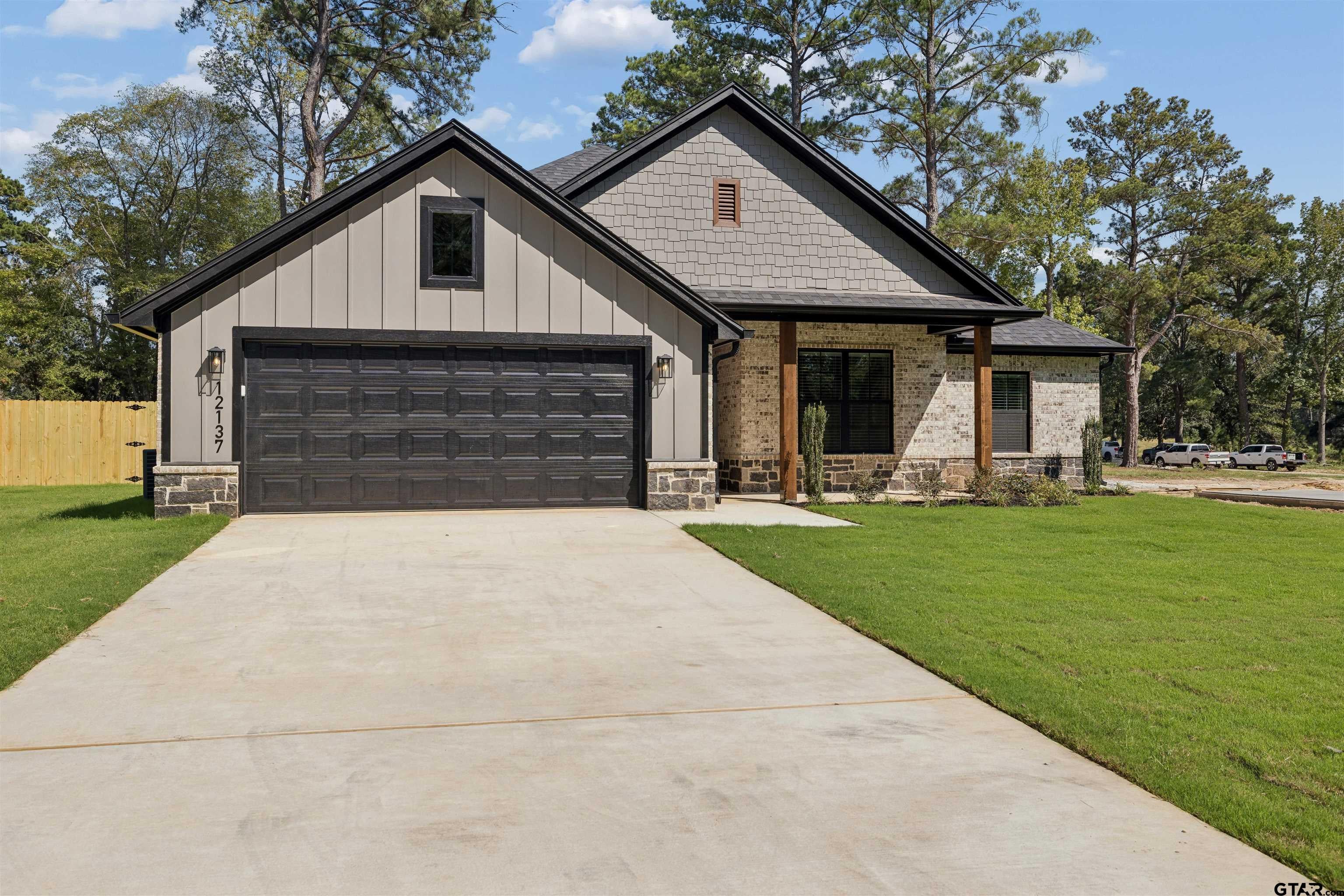 12137 Pinecrest Dr