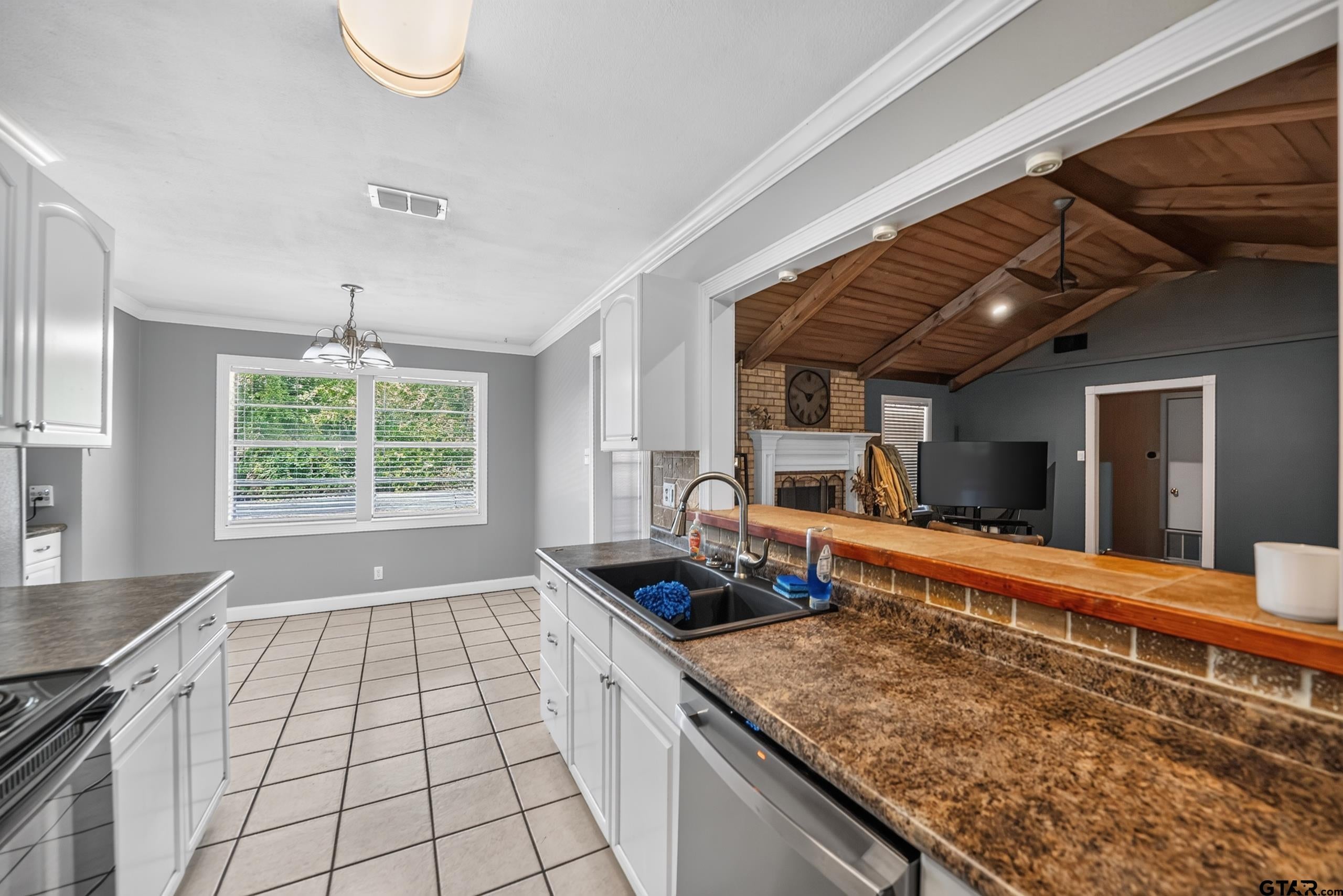 2506 Merry Lane