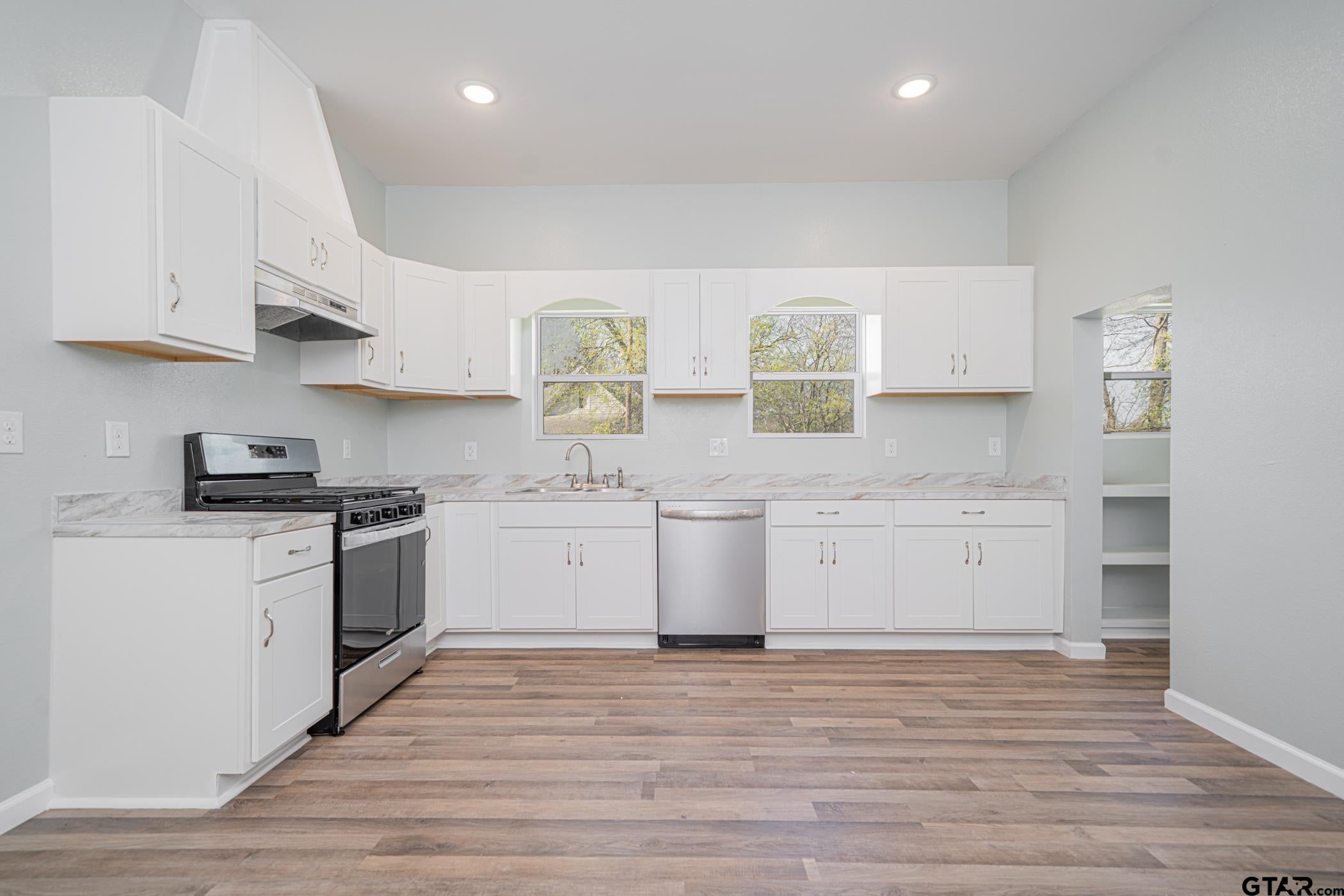 1104 N BOLIVAR