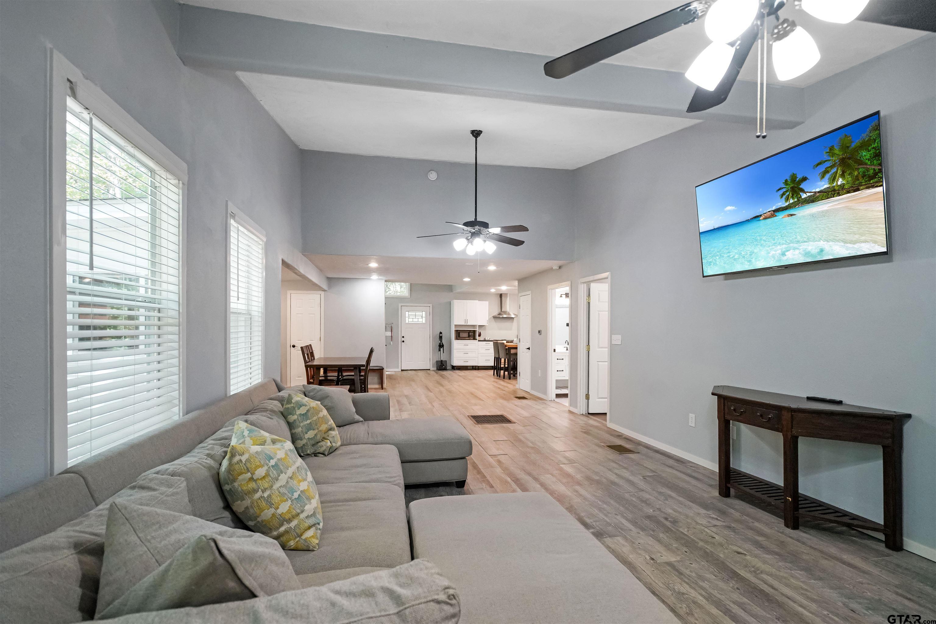 2228 W Holly Trail