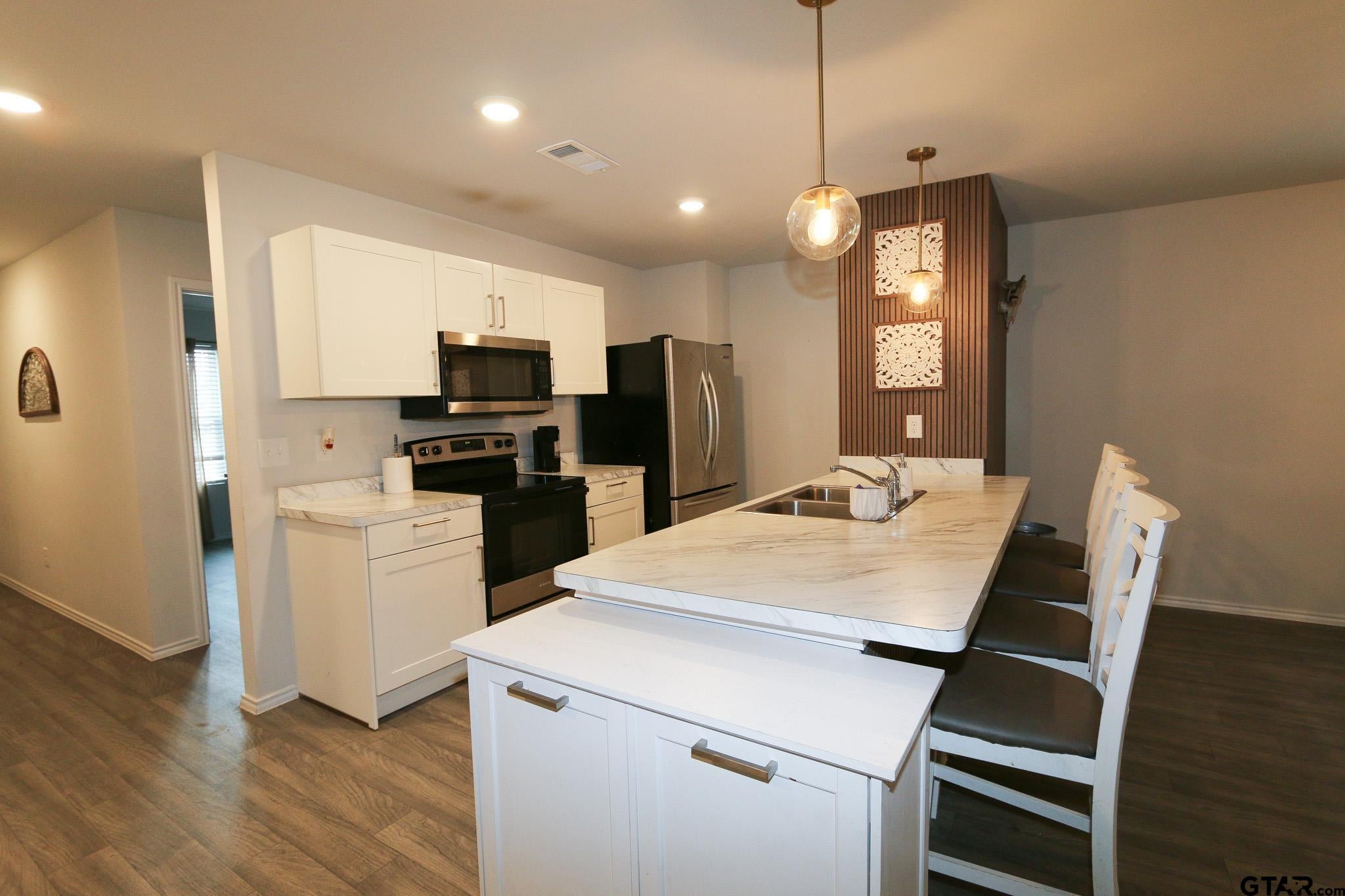 1206 River Oaks Lane