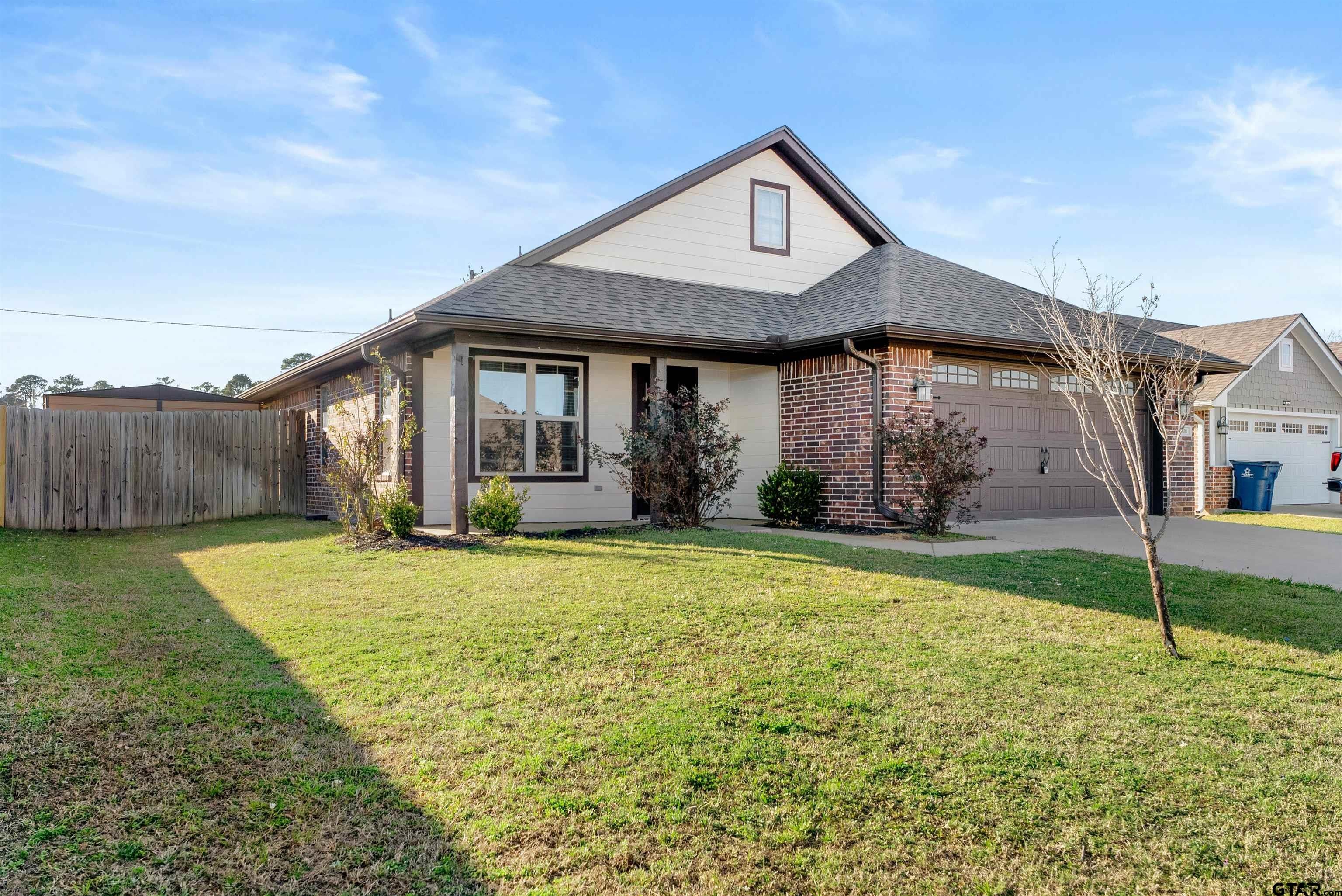 806 James Ct