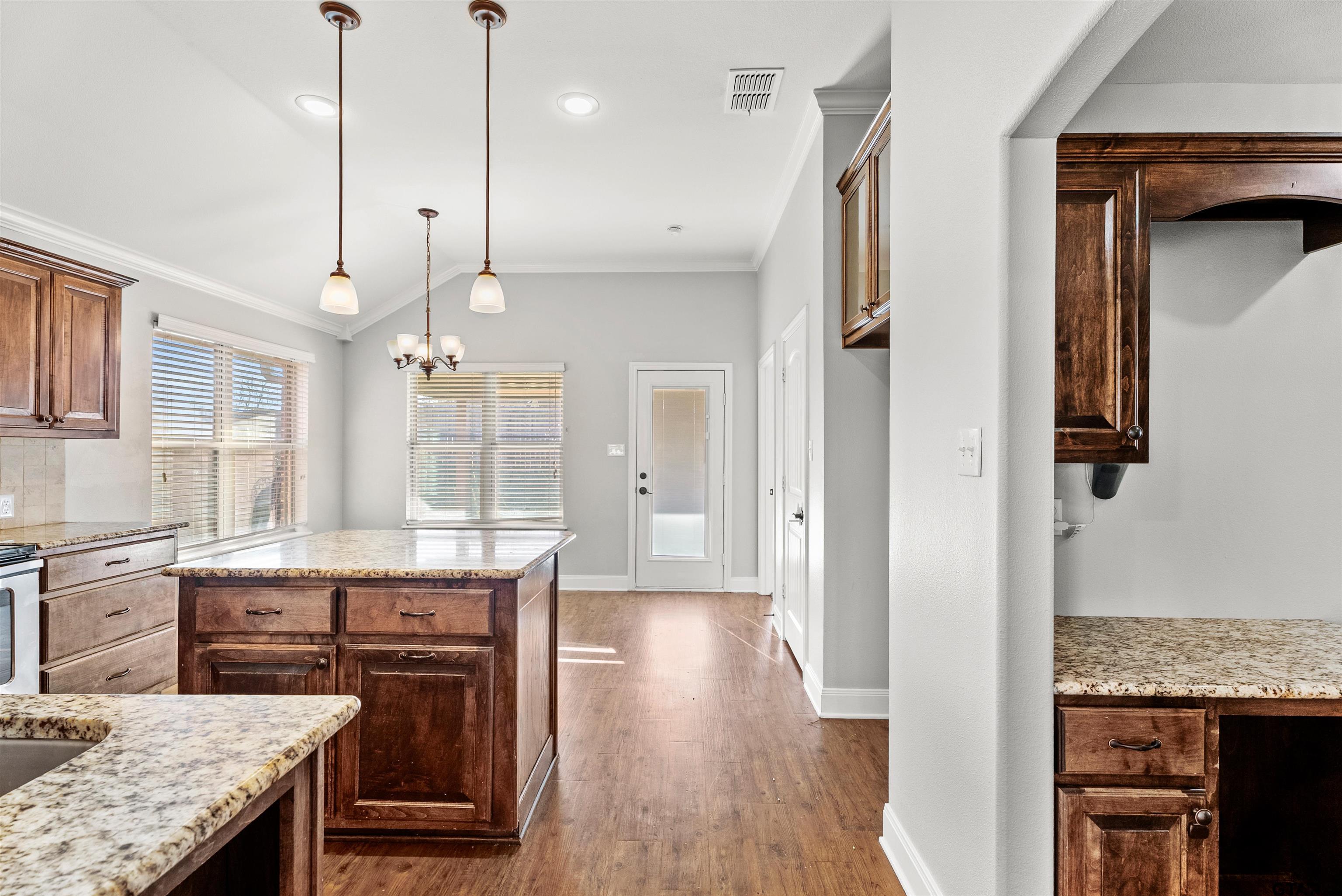 806 James Ct