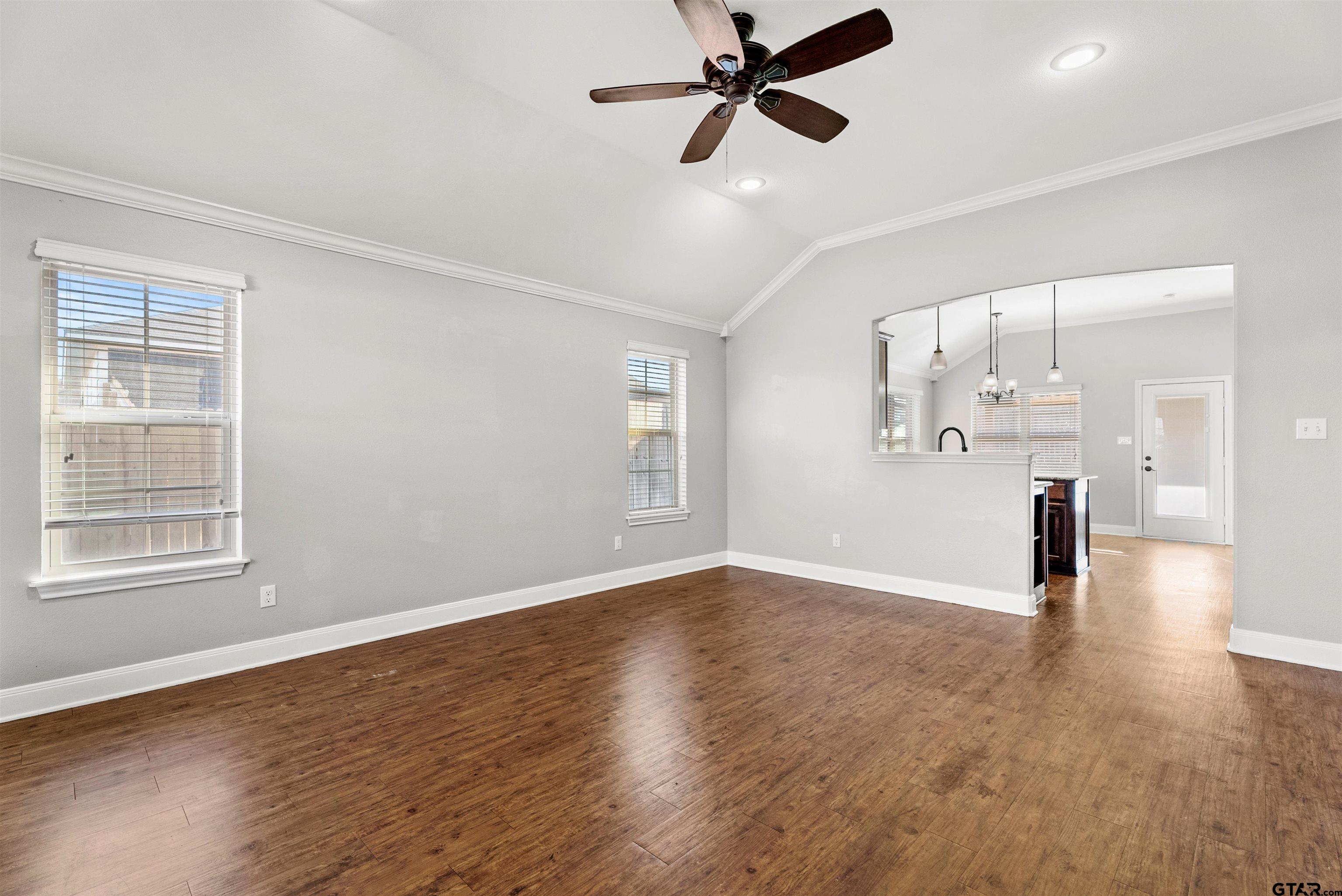 806 James Ct