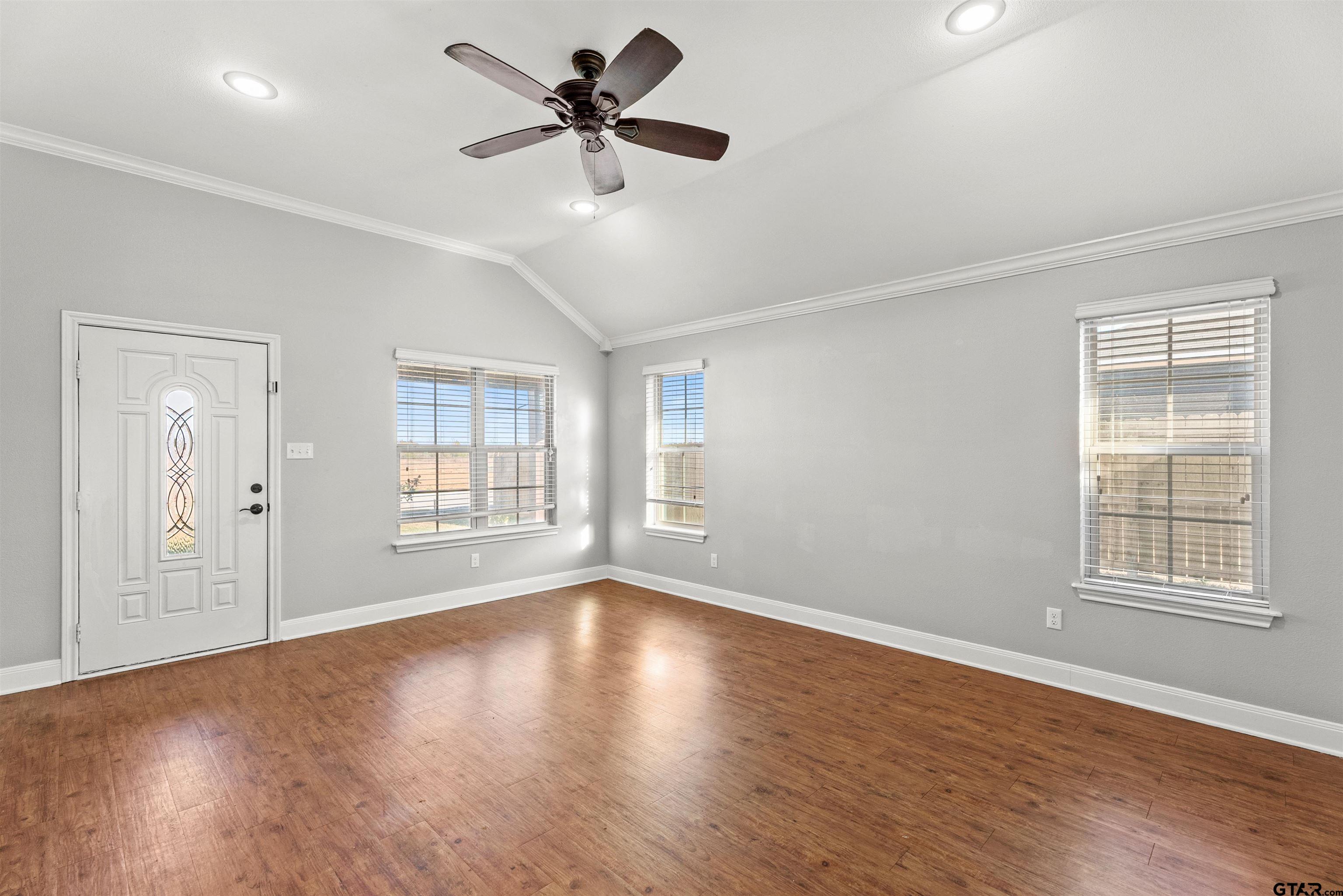 806 James Ct