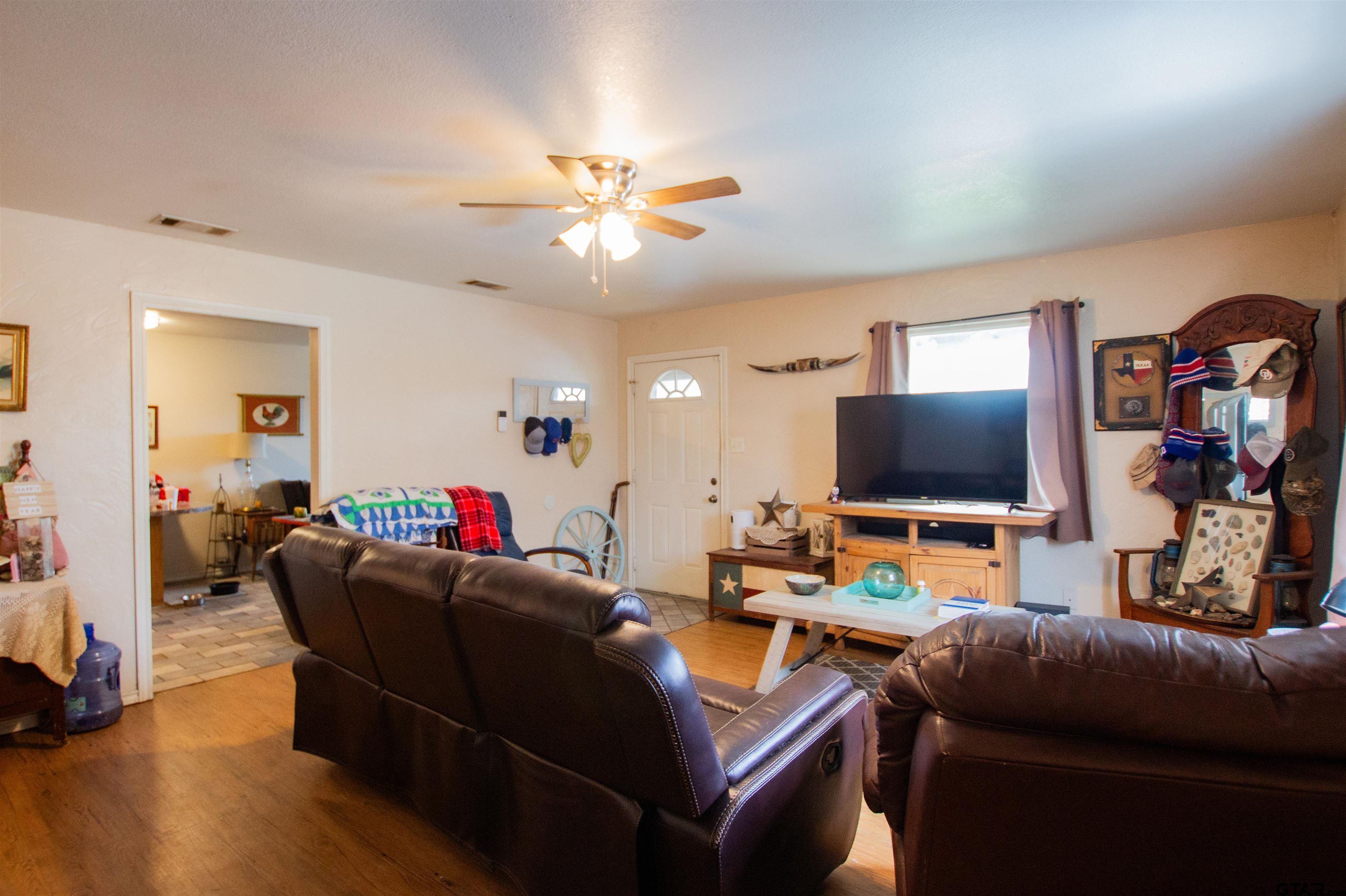 404 Holiday Village Dr