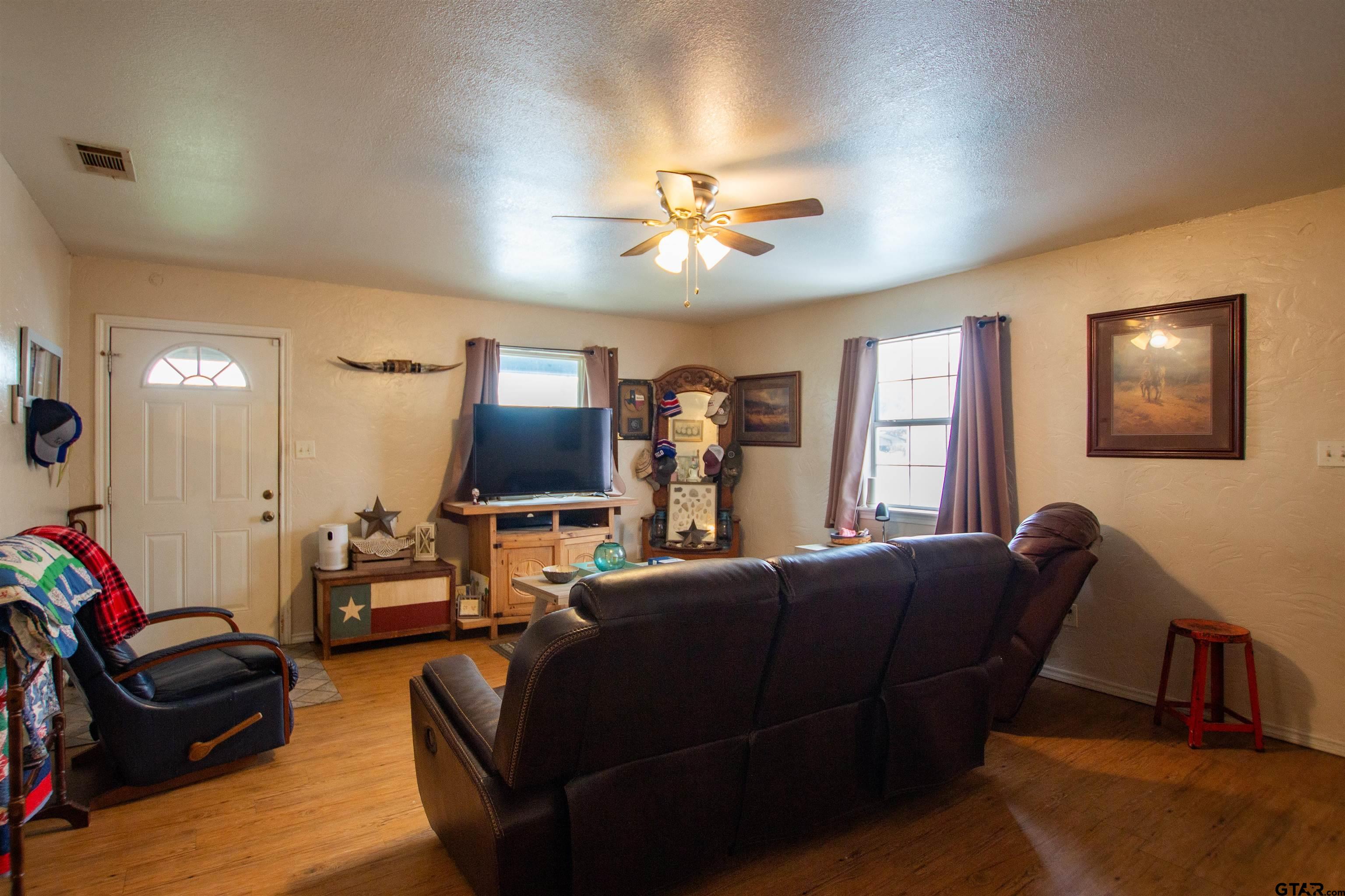 404 Holiday Village Dr