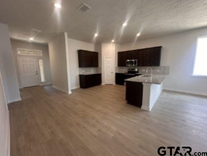 6437 Wellington Oak Avenue