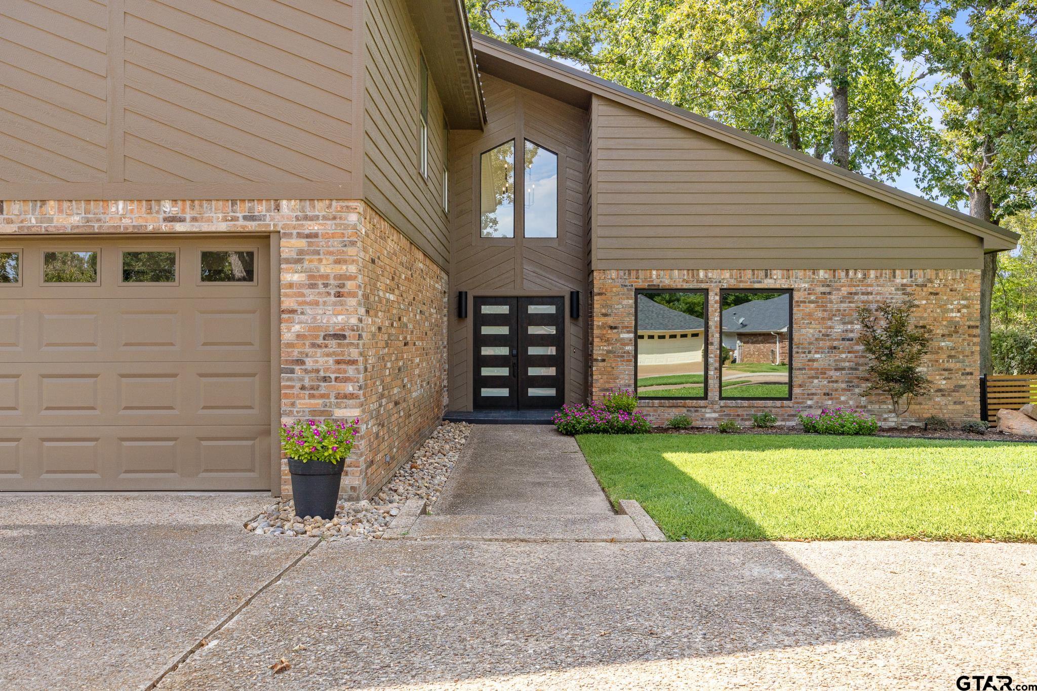 114 S Bay Dr
