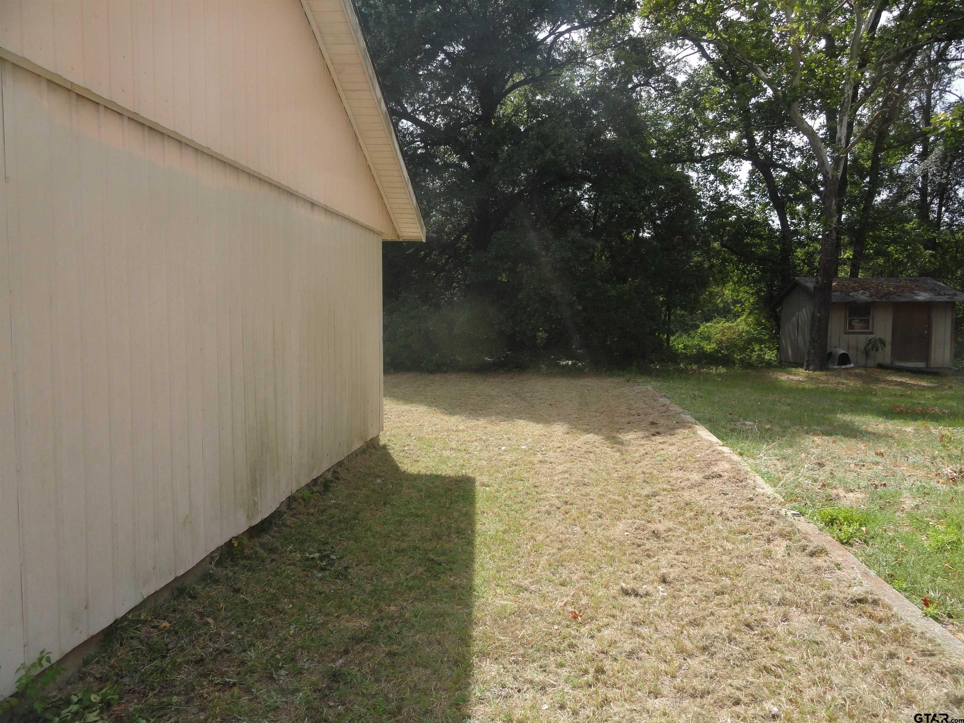 1521 S ACADEMY AVE.