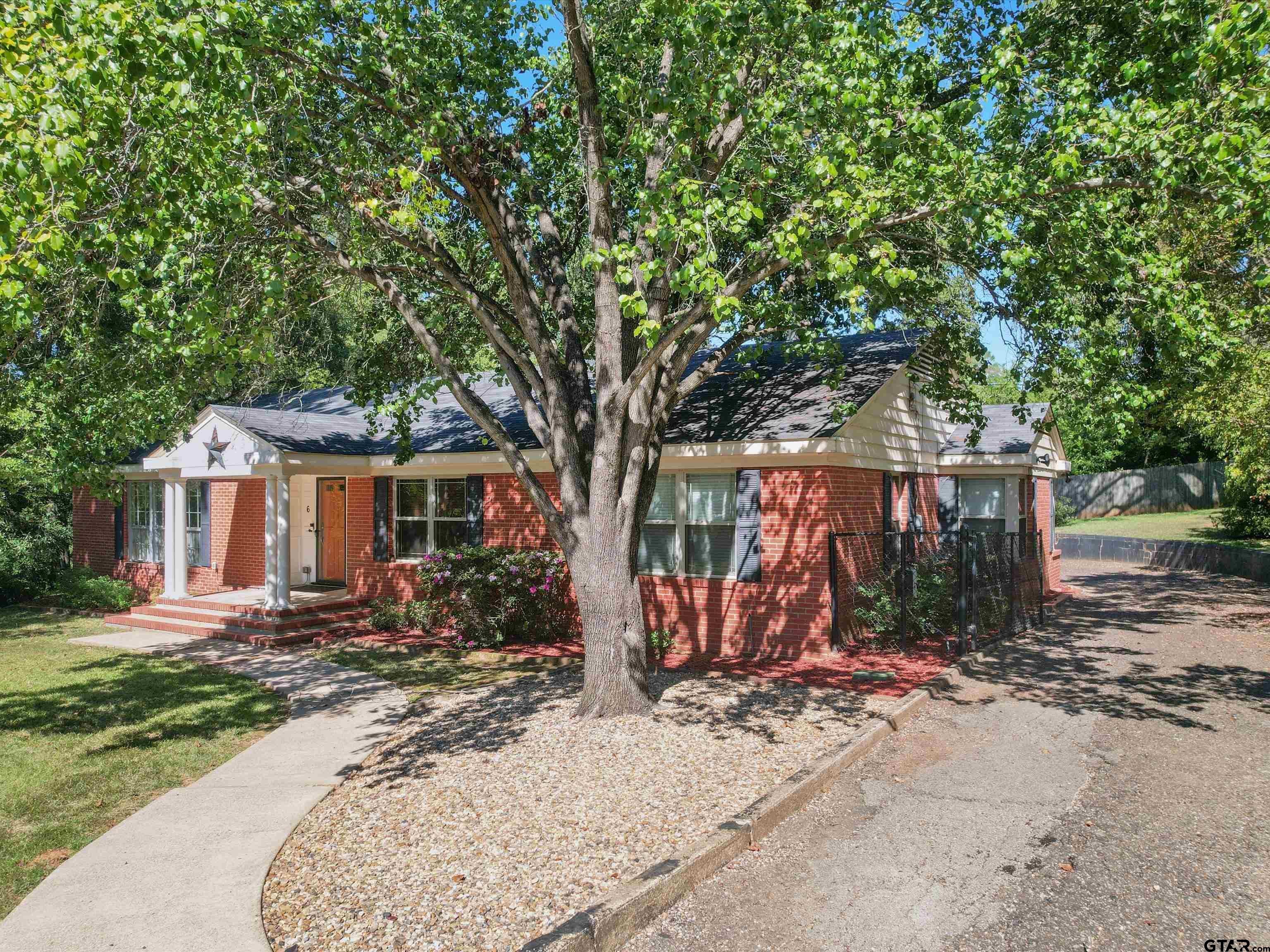 6 Lindsey Ln
