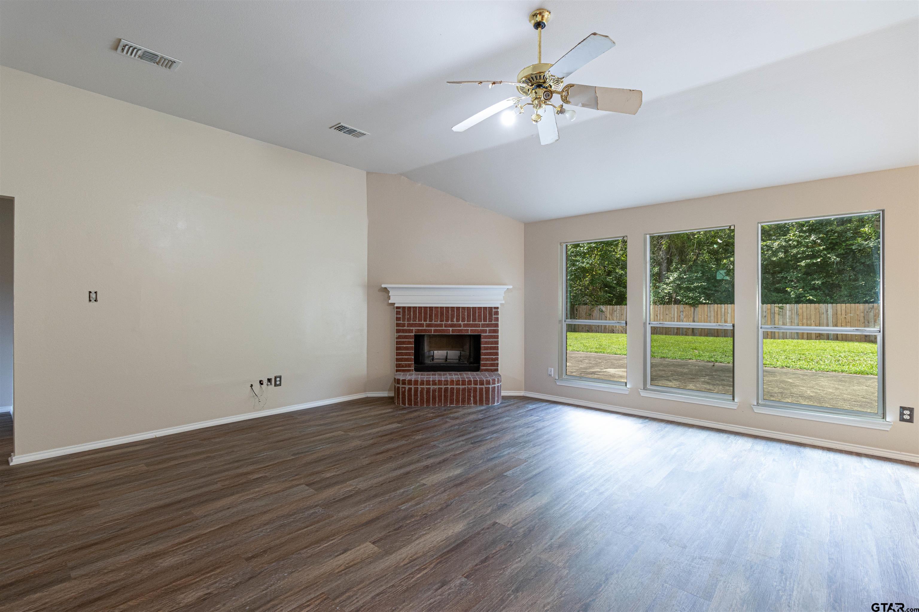 221 Maggie Cir