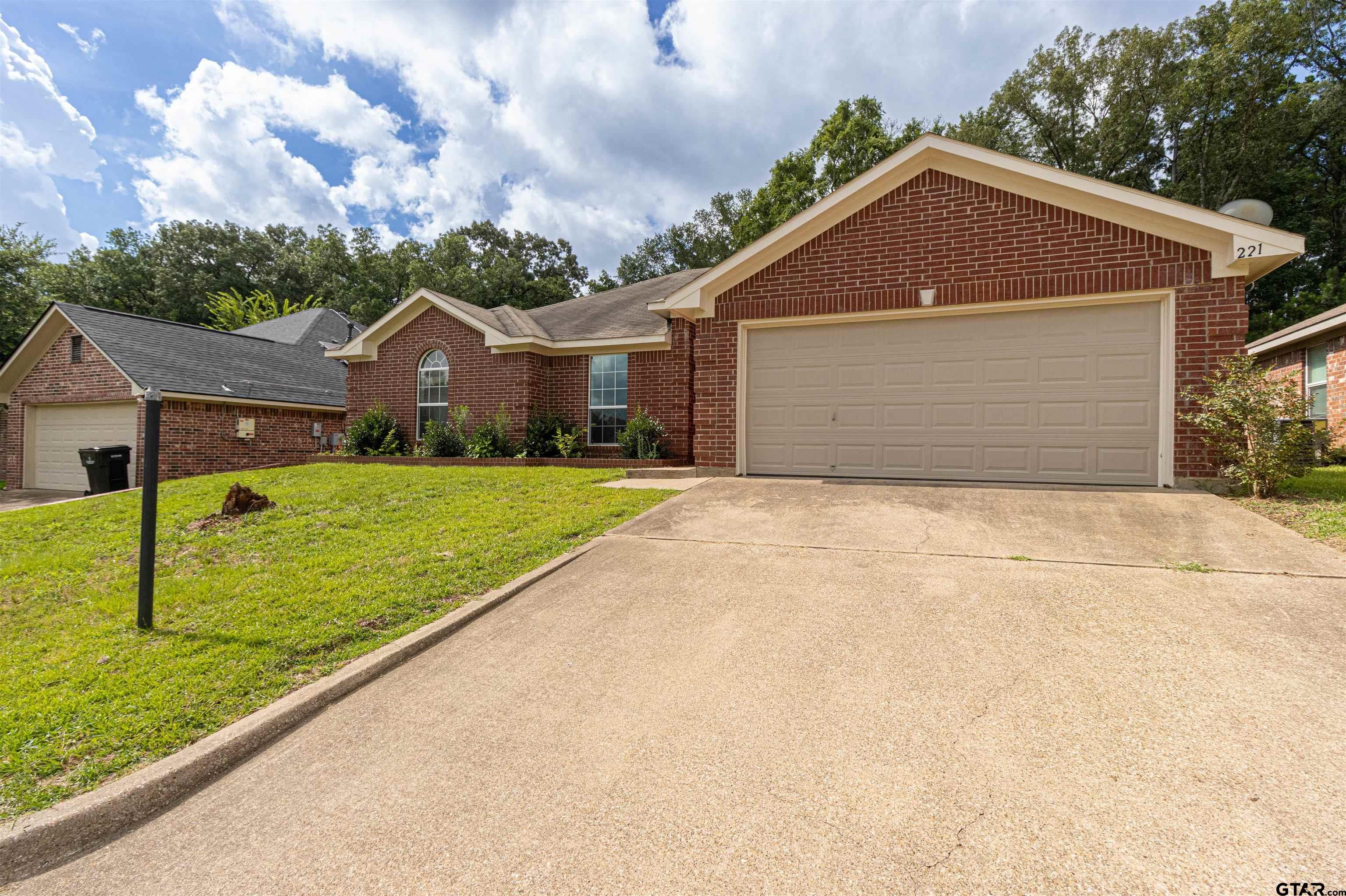 221 Maggie Cir