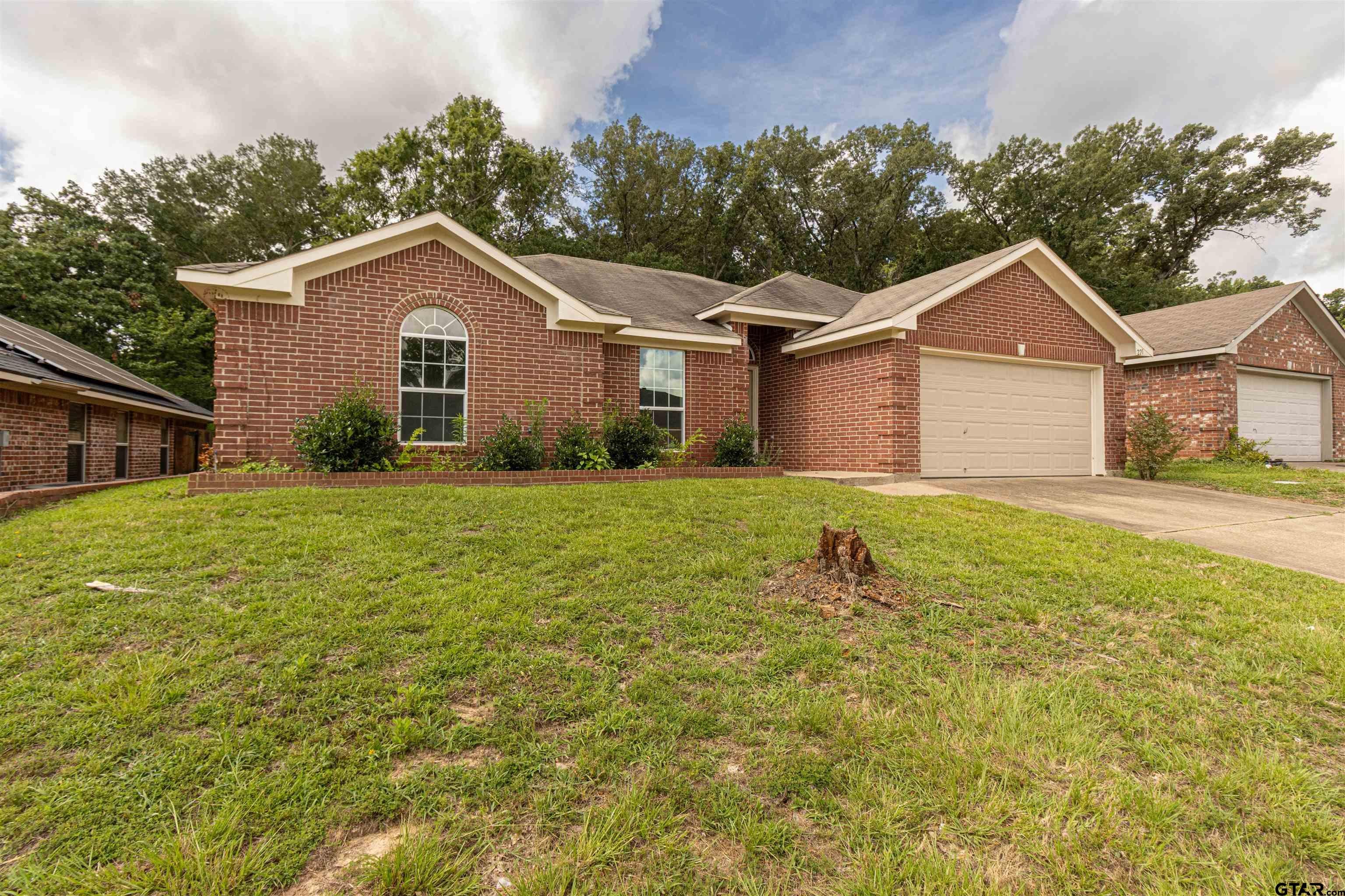 221 Maggie Cir
