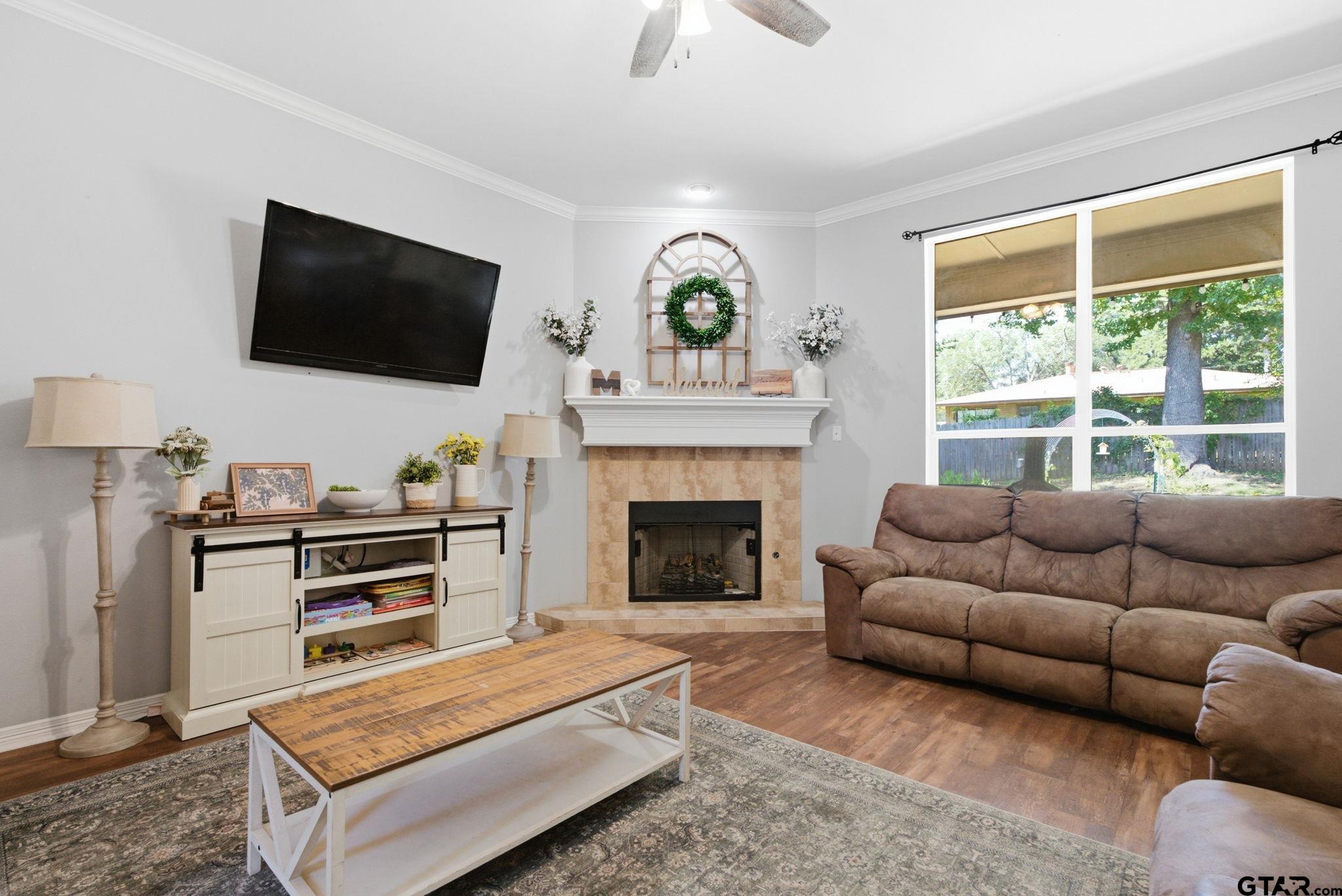 1617 Crockett Dr