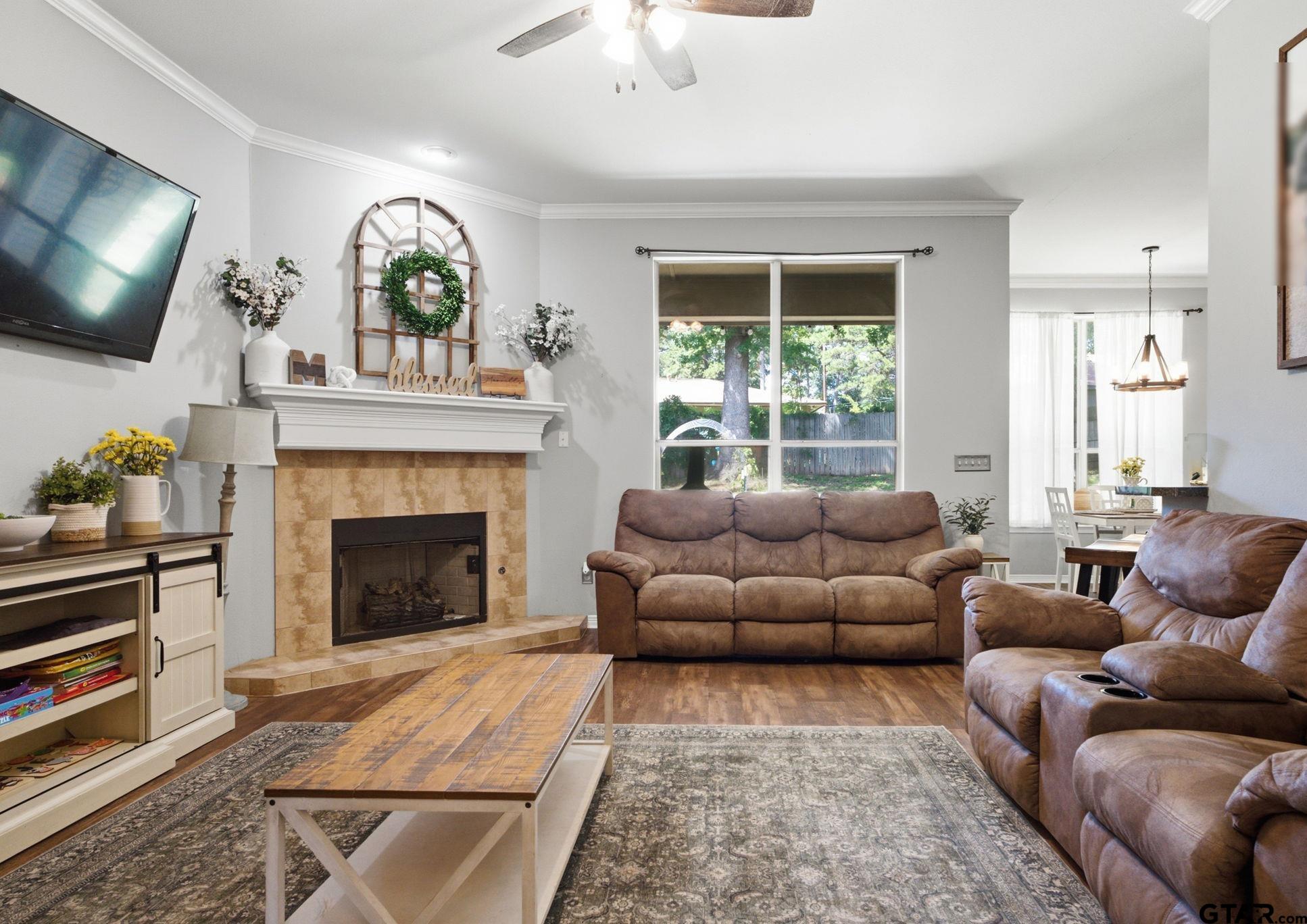 1617 Crockett Dr
