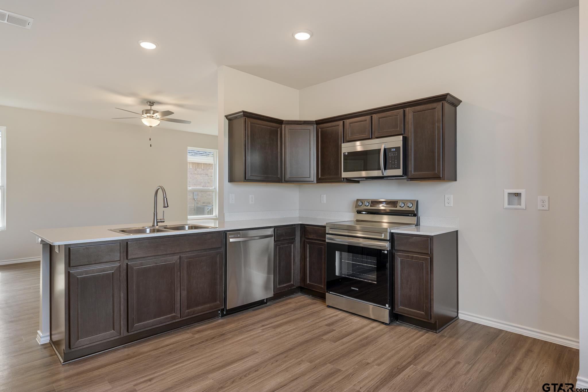 611 Park Central