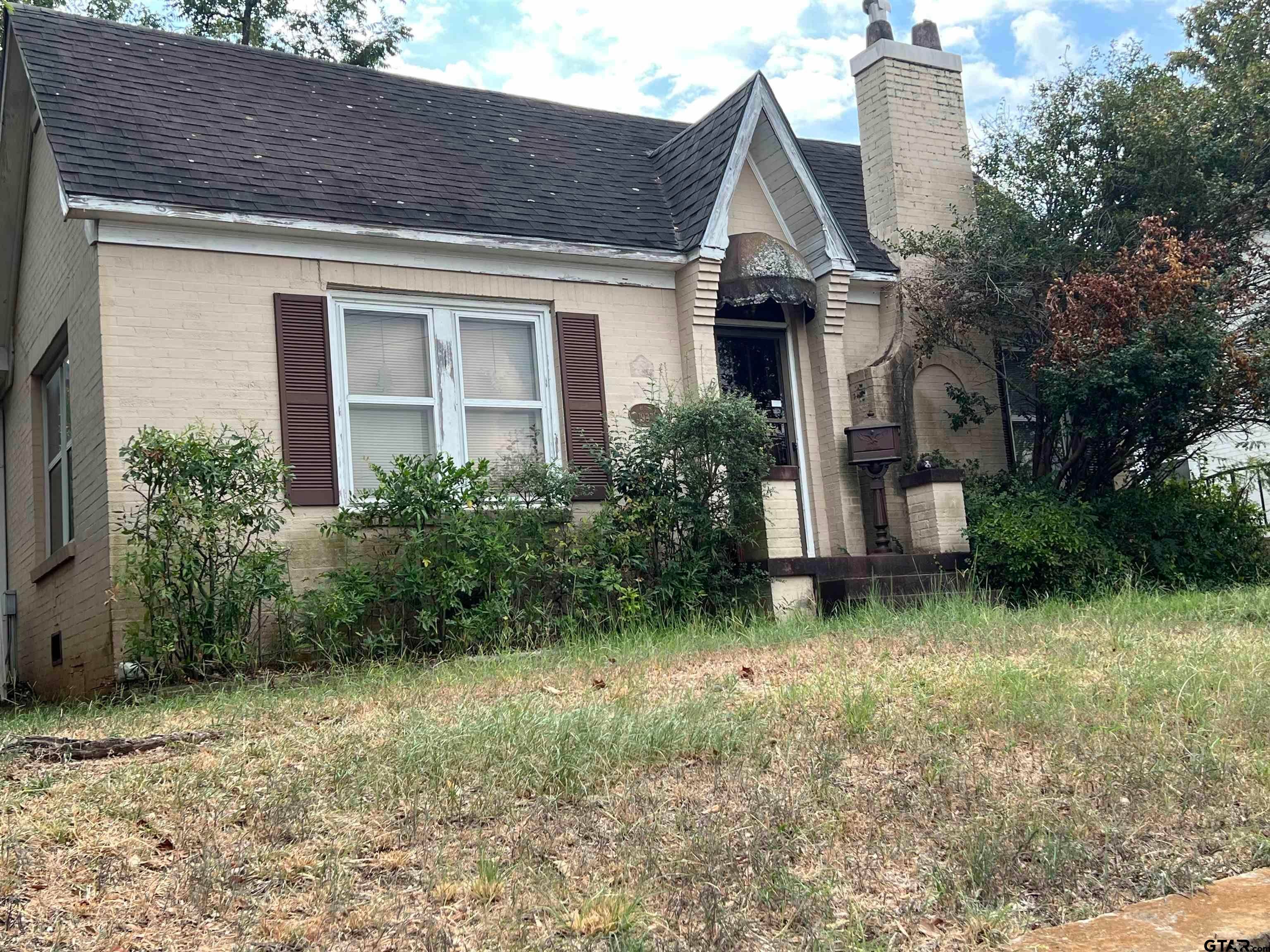601 E Houston St.