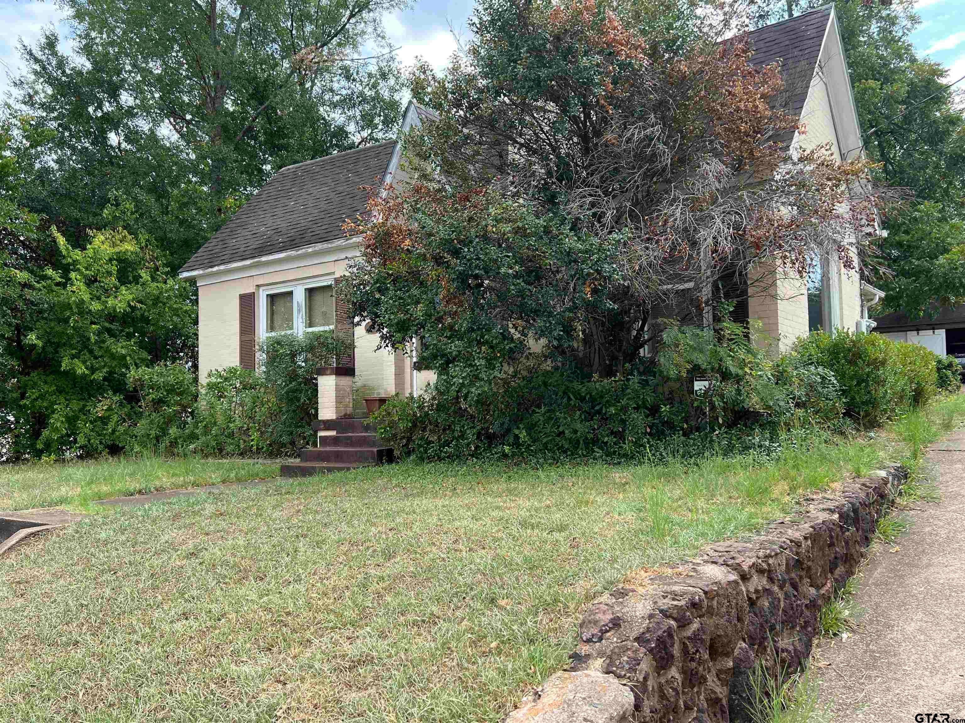 601 E Houston St.