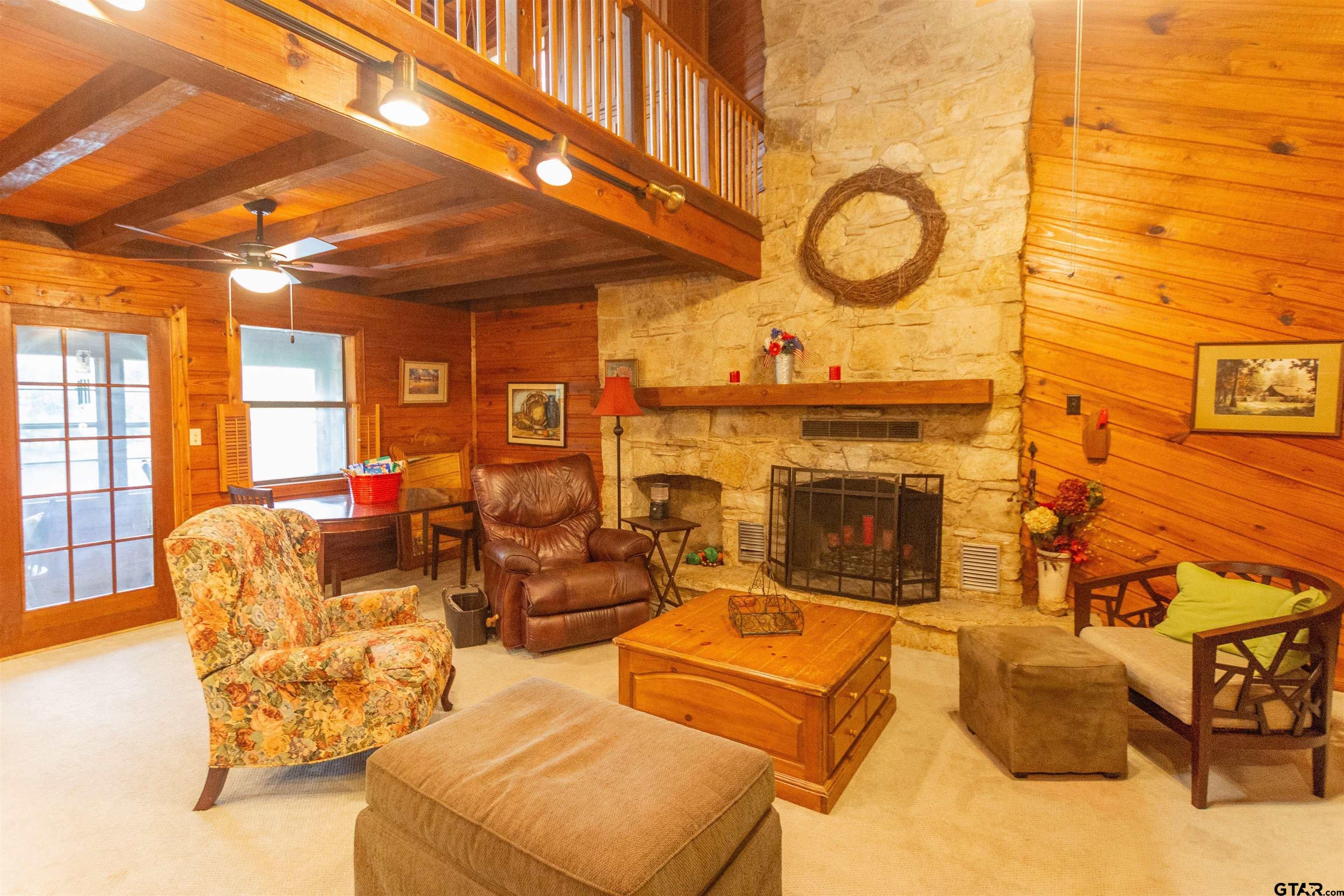 115 Lago Vista Ln