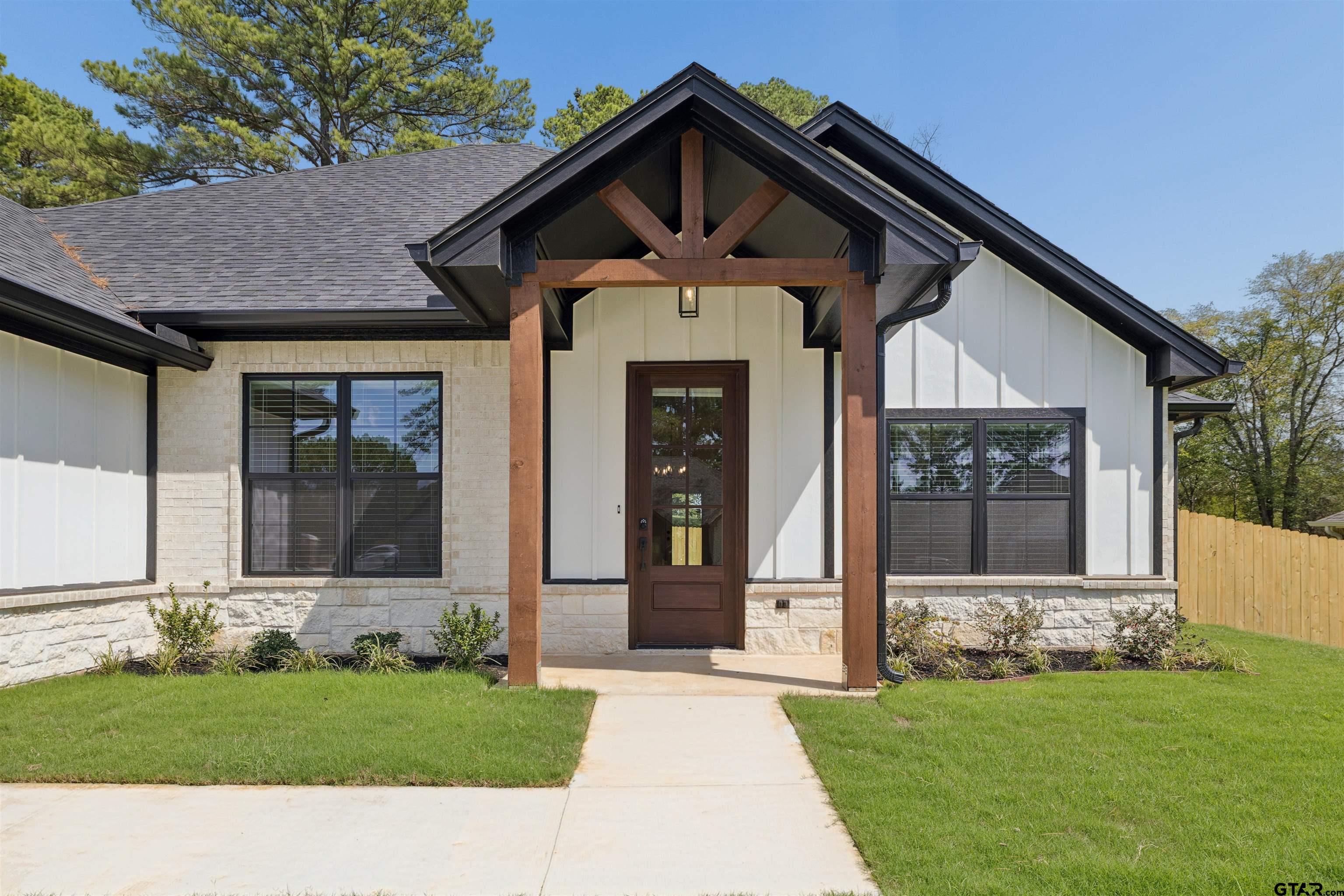 12101 Pinecrest Dr