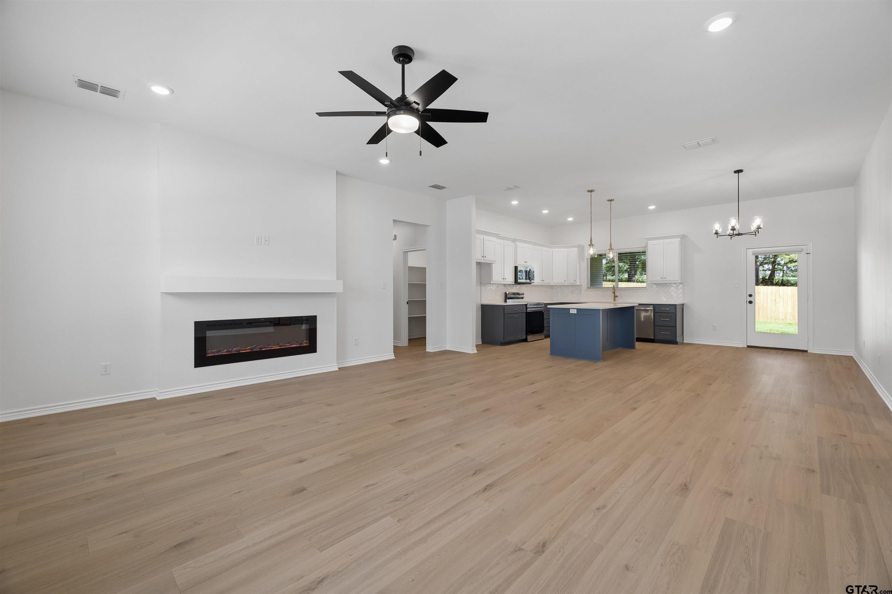 12101 Pinecrest Dr