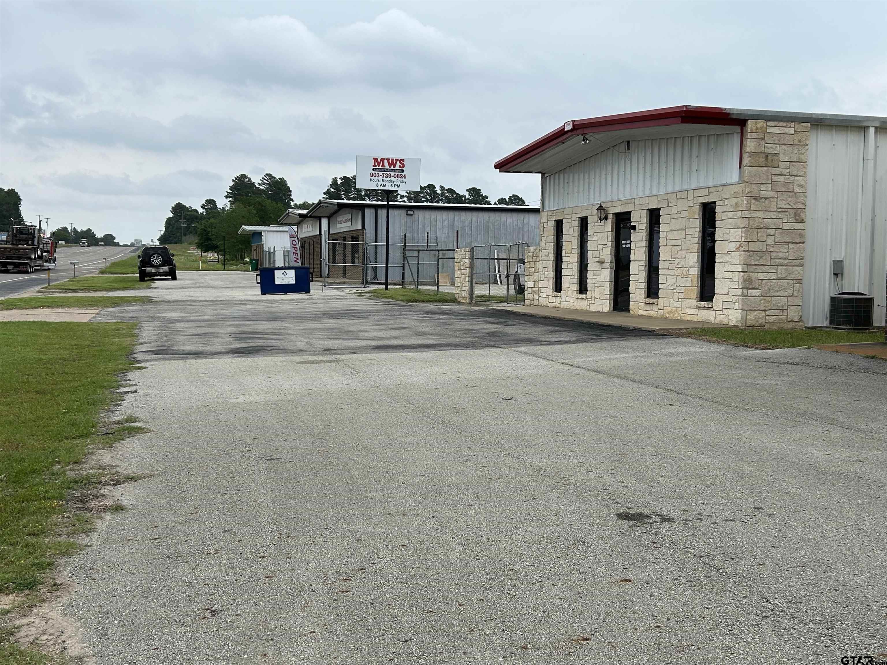5424 W Oak St (US Hwy 79/84)
