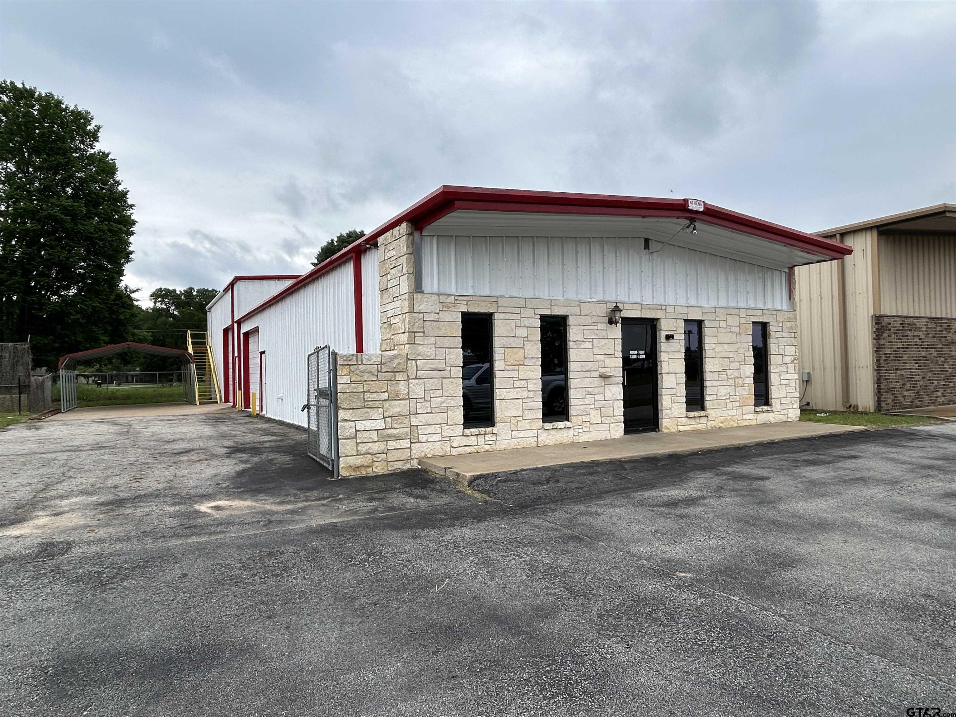 5424 W Oak St (US Hwy 79/84)
