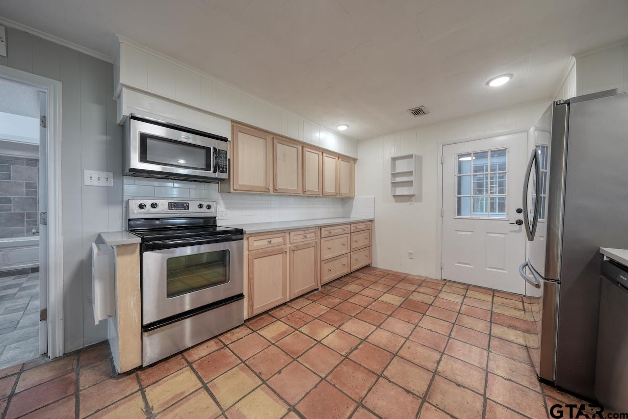 216 Pinewood Ln