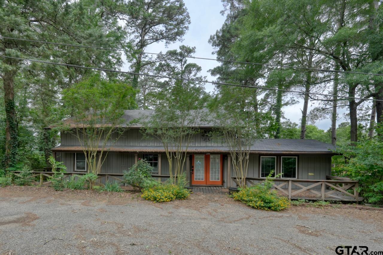 216 Pinewood Ln