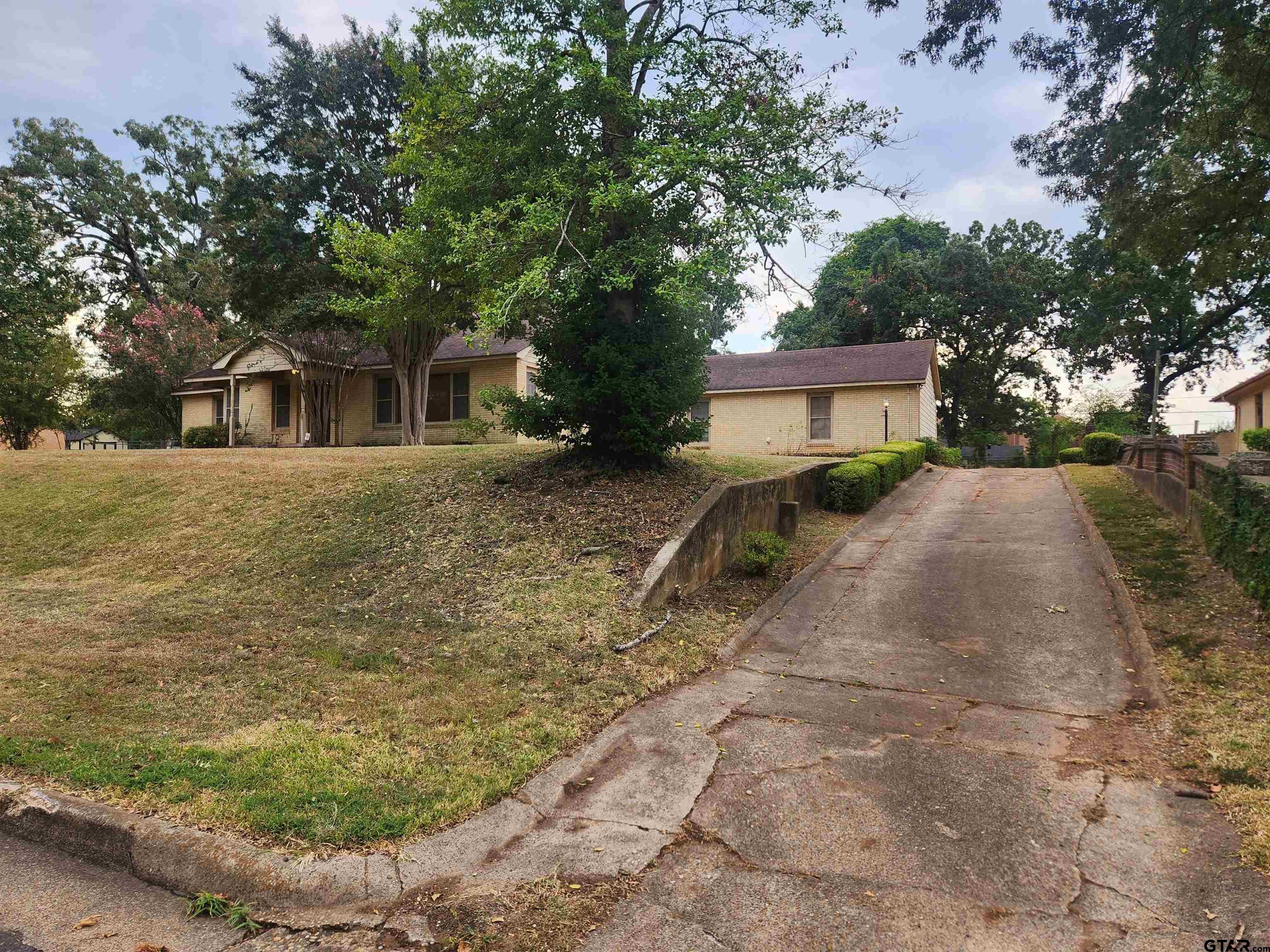 2002 Belvedere Blvd